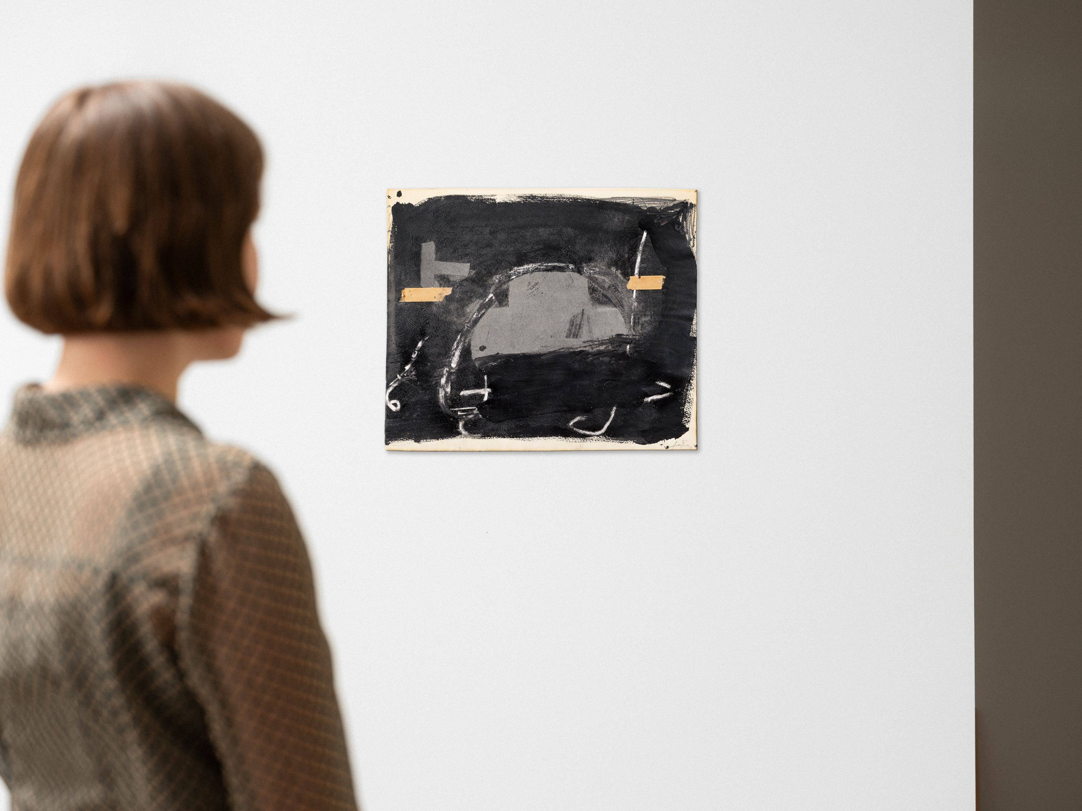 This picture shows the following artwork: Antoni Tàpies. ”Velvet Powder and Chalk”. 1976.