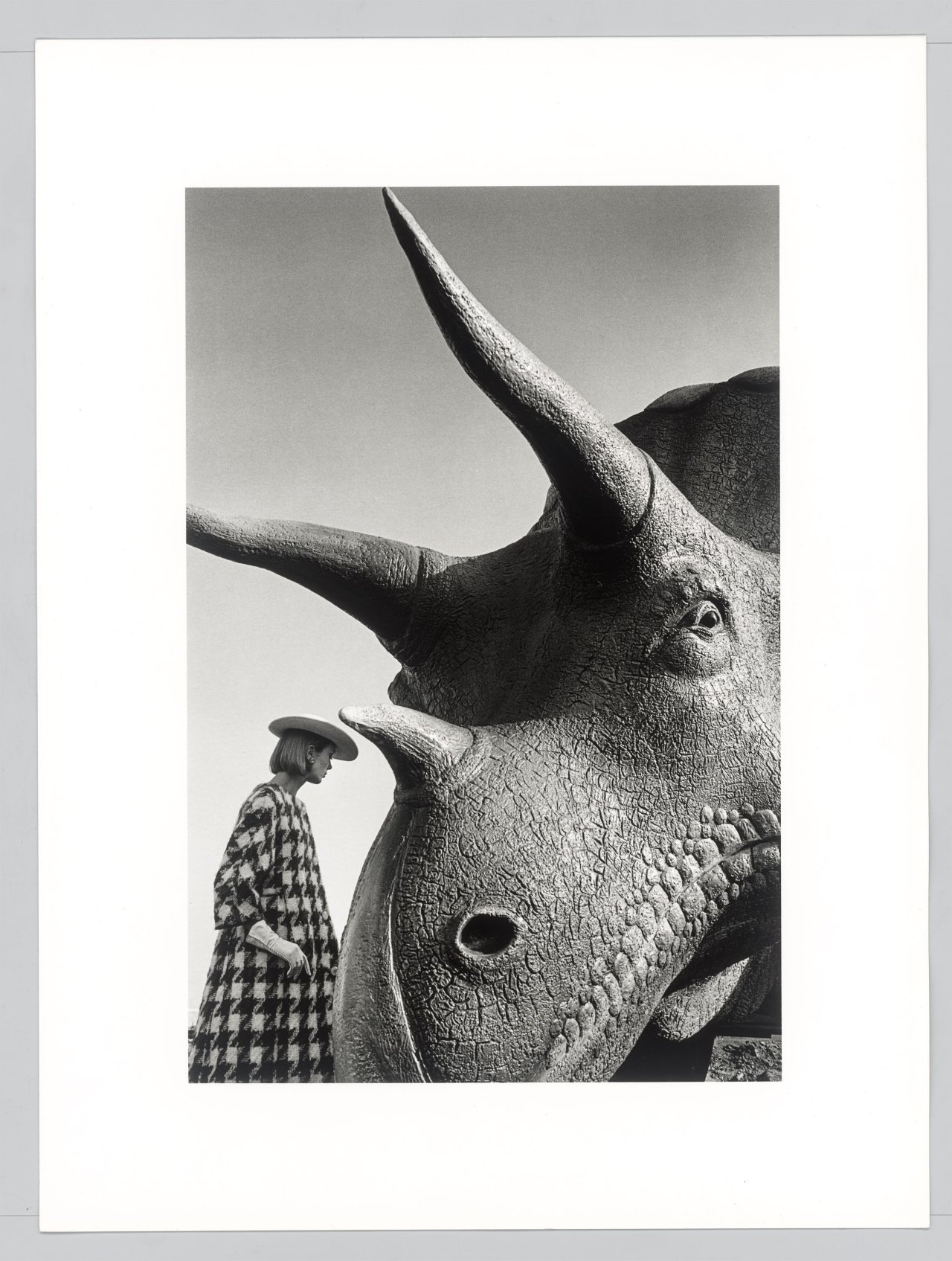 Auf diesem Bild ist das folgende Kunstwerk zu sehen: Jeanloup Sieff. World's Fair, New York, for Harper's Bazaar. 1963.