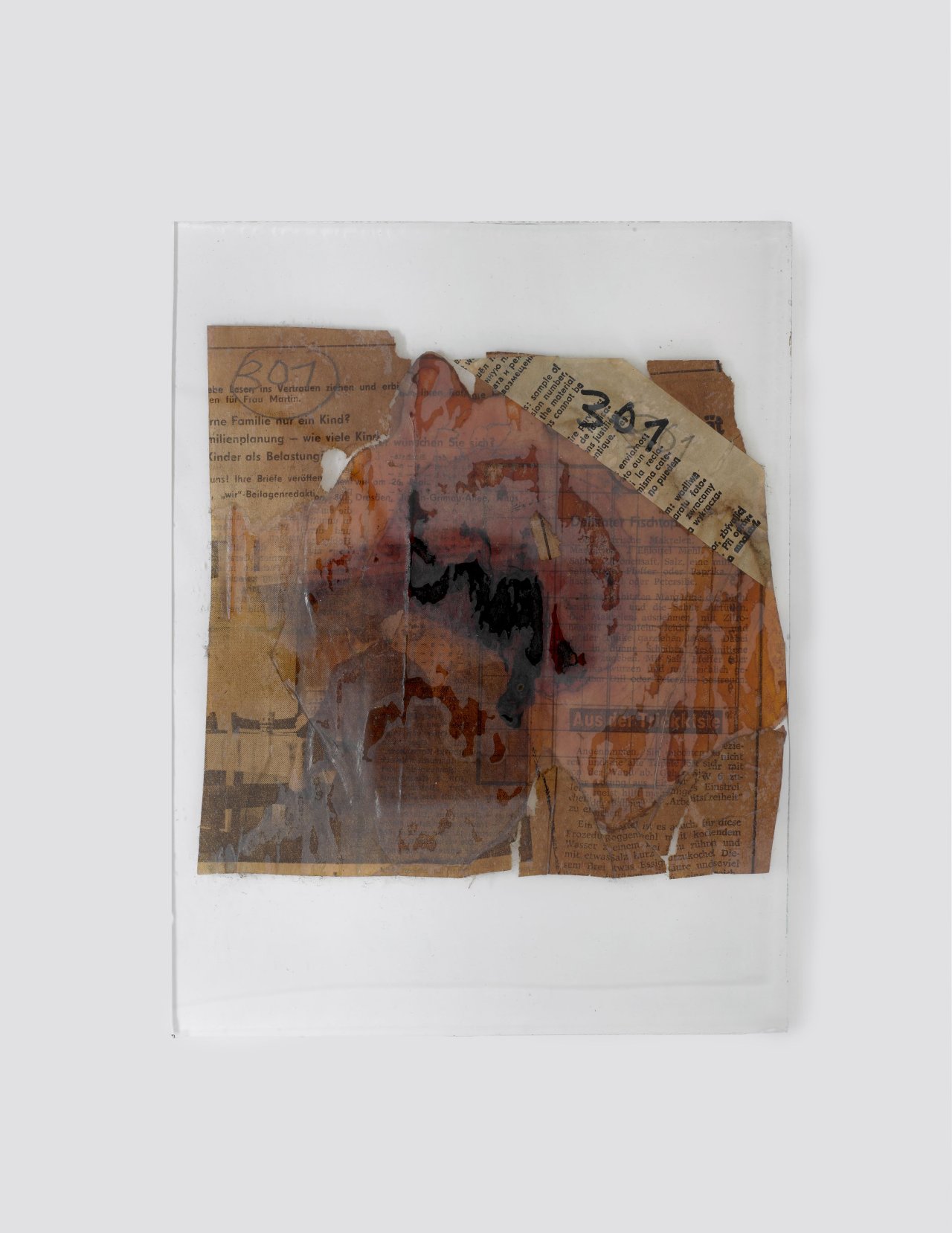 Auf diesem Bild ist das folgende Kunstwerk zu sehen: Hermann Glöckner. Lackrelief auf größerem Lackfleck auf Zeitungspapier. 1960.