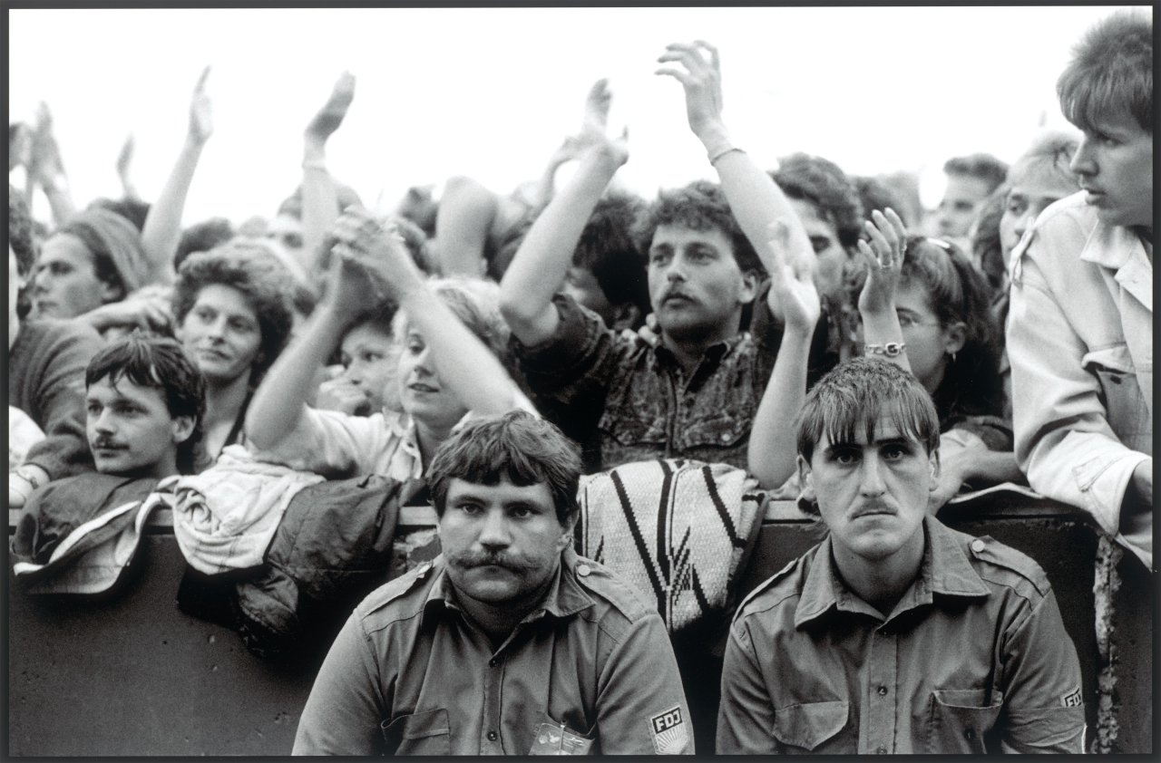 This picture shows the following artwork: Harald Hauswald. ”Konzert Bruce Springsteen”. Berlin, Weissensee. 1988.