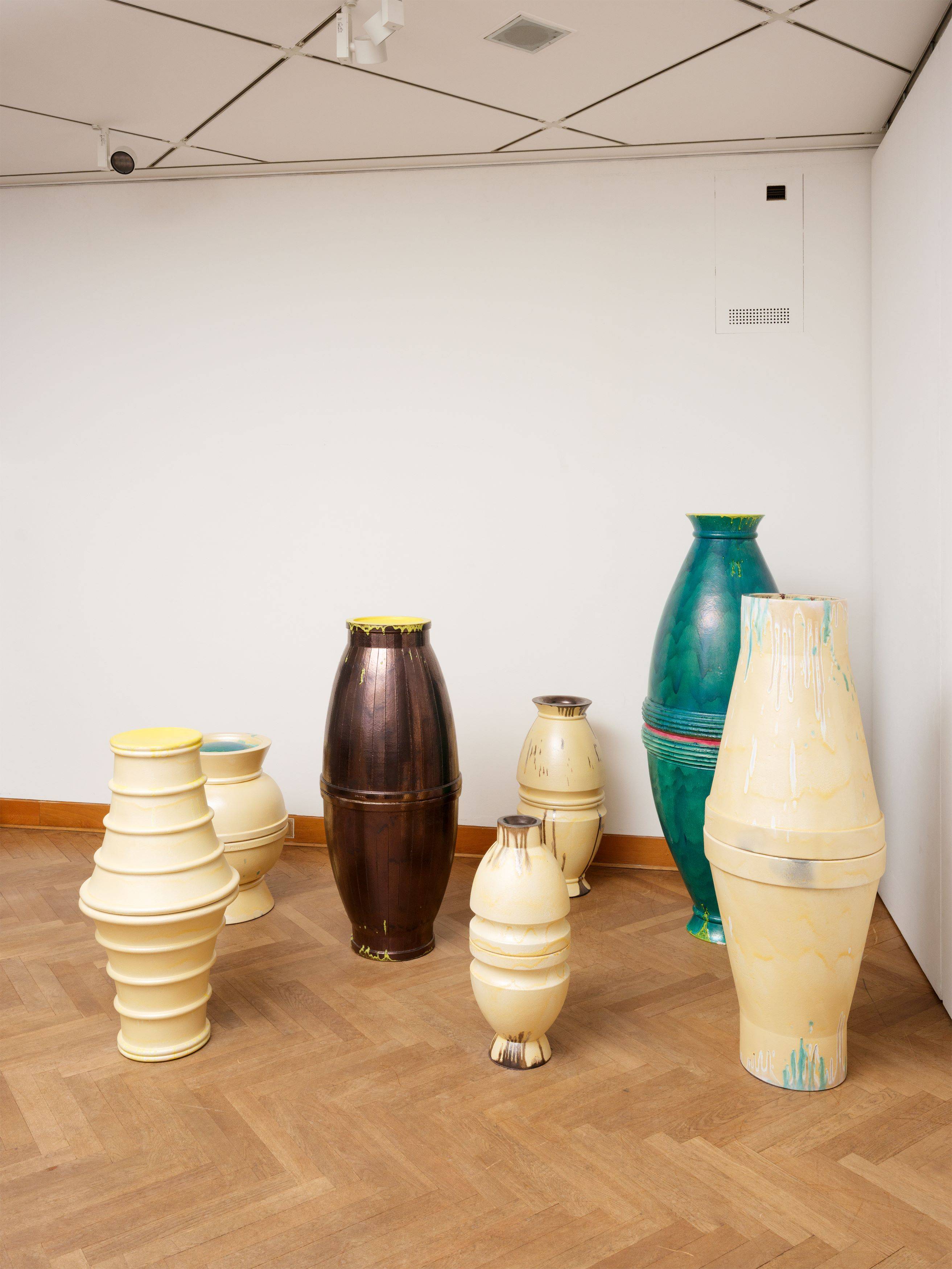 Auf diesem Bild ist das folgende Kunstwerk zu sehen: Thomas Schütte. Urnen. 1999.