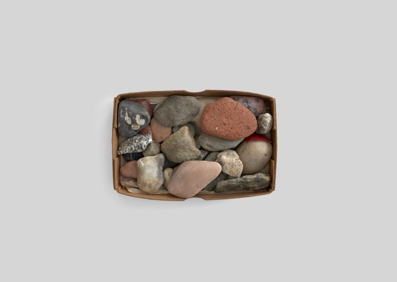 Auf diesem Bild ist das folgende Kunstwerk zu sehen: Hermann Glöckner. Materialsammlung farbige Steine.