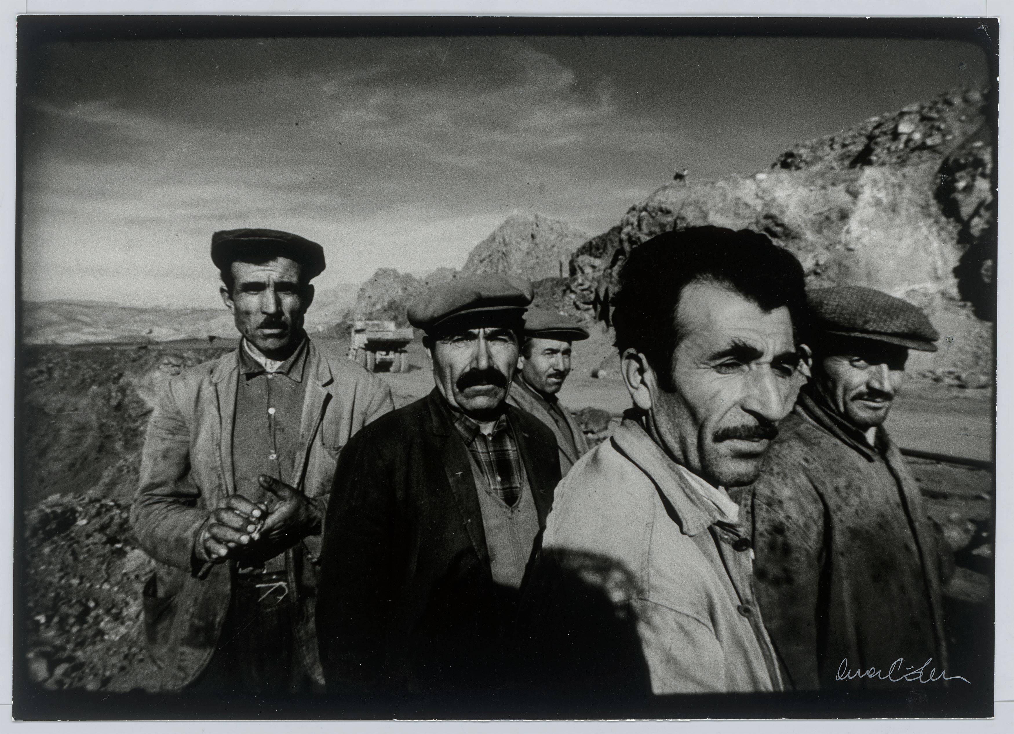 Auf diesem Bild ist das folgende Kunstwerk zu sehen: Ara Güler. Miners at Divriği, Sivas. 1970.