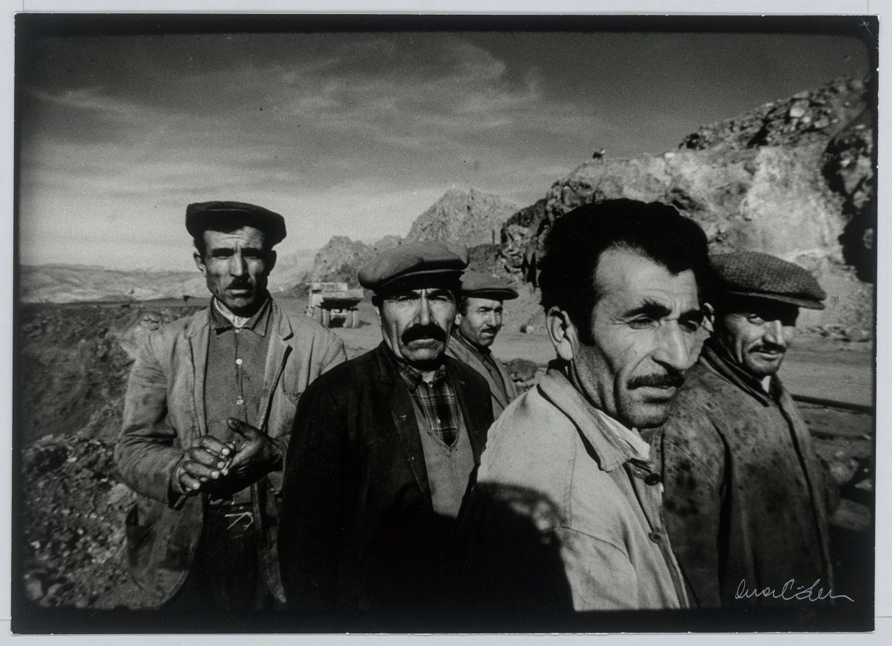 Auf diesem Bild ist das folgende Kunstwerk zu sehen: Ara Güler. Miners at Divriği, Sivas. 1970.