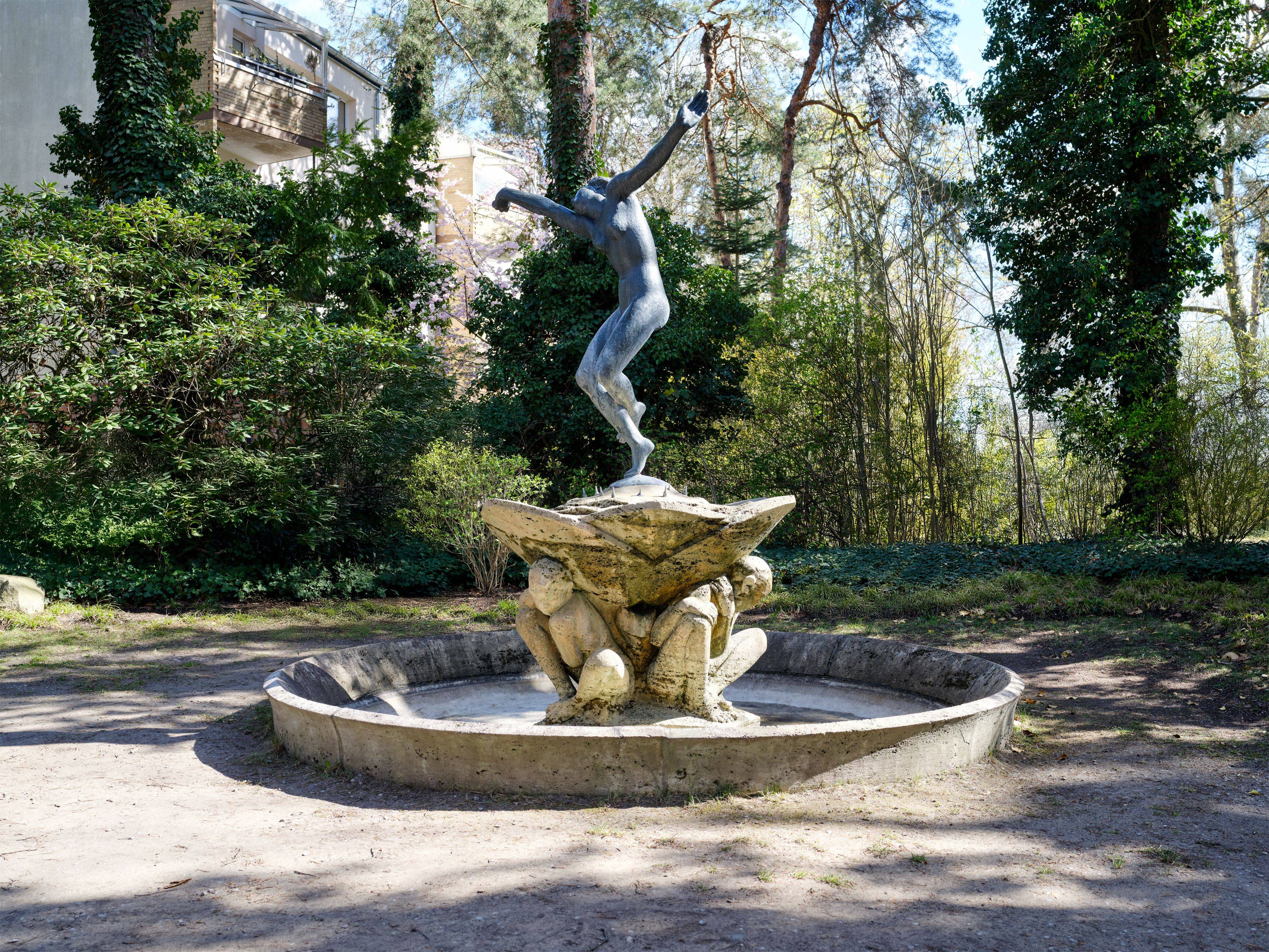 Auf diesem Bild ist das folgende Kunstwerk zu sehen: Georg Kolbe. „Tänzerinnen–Brunnen“. 1922.