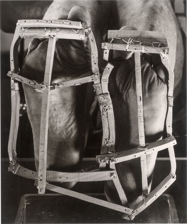 Auf diesem Bild ist das folgende Kunstwerk zu sehen: Dieter Appelt. „N° 9“, aus der zehnteiligen Sequenz „Platz der Steine“. 1991/1995.