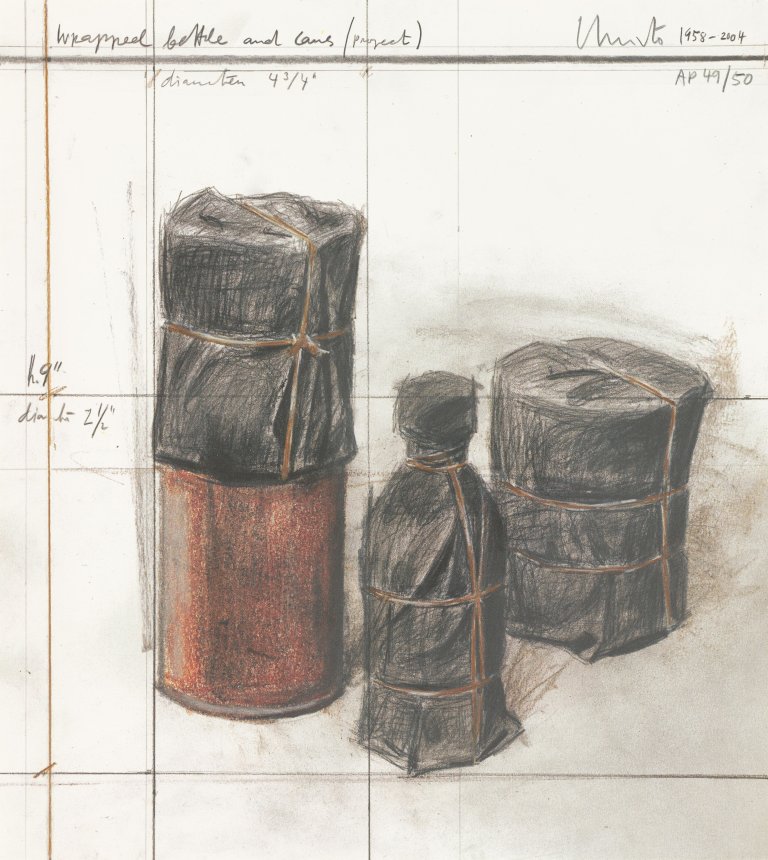 Auf diesem Bild ist das folgende Kunstwerk zu sehen:  Christo und Jeanne-Claude. „Wrapped Bottle and Cans Project“. 2004.