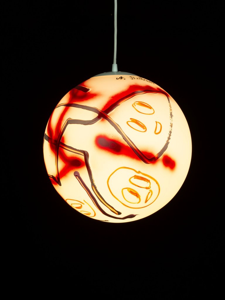 This picture shows the following artwork: André Butzer. ”Pendant Light”. 2020.