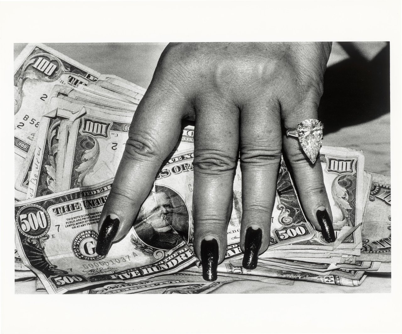 This picture shows the following artwork: Helmut Newton. ”'Fat hand and dollars', Monte Carlo”. 1986 .