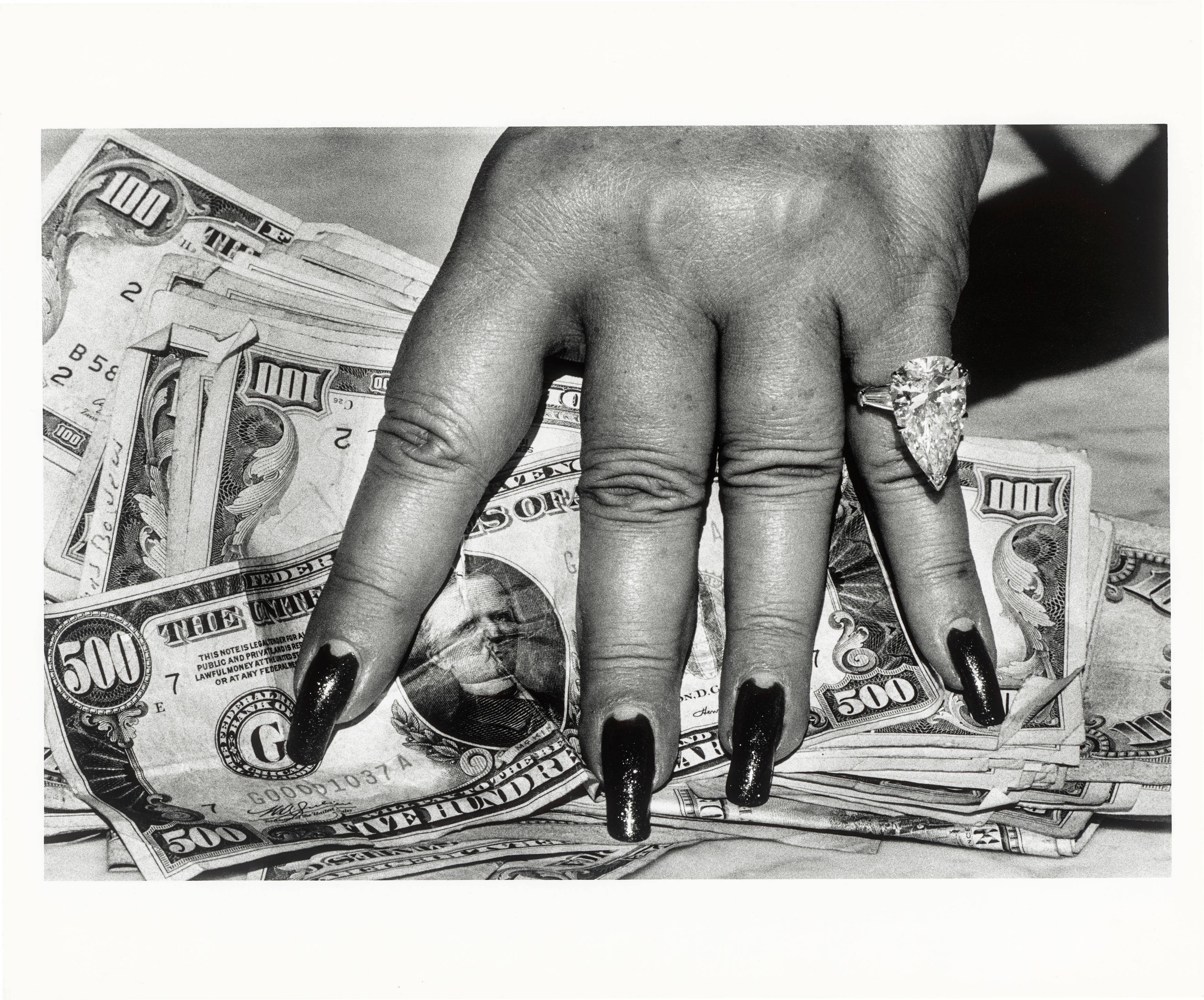 This picture shows the following artwork: Helmut Newton. ”'Fat hand and dollars', Monte Carlo”. 1986 .