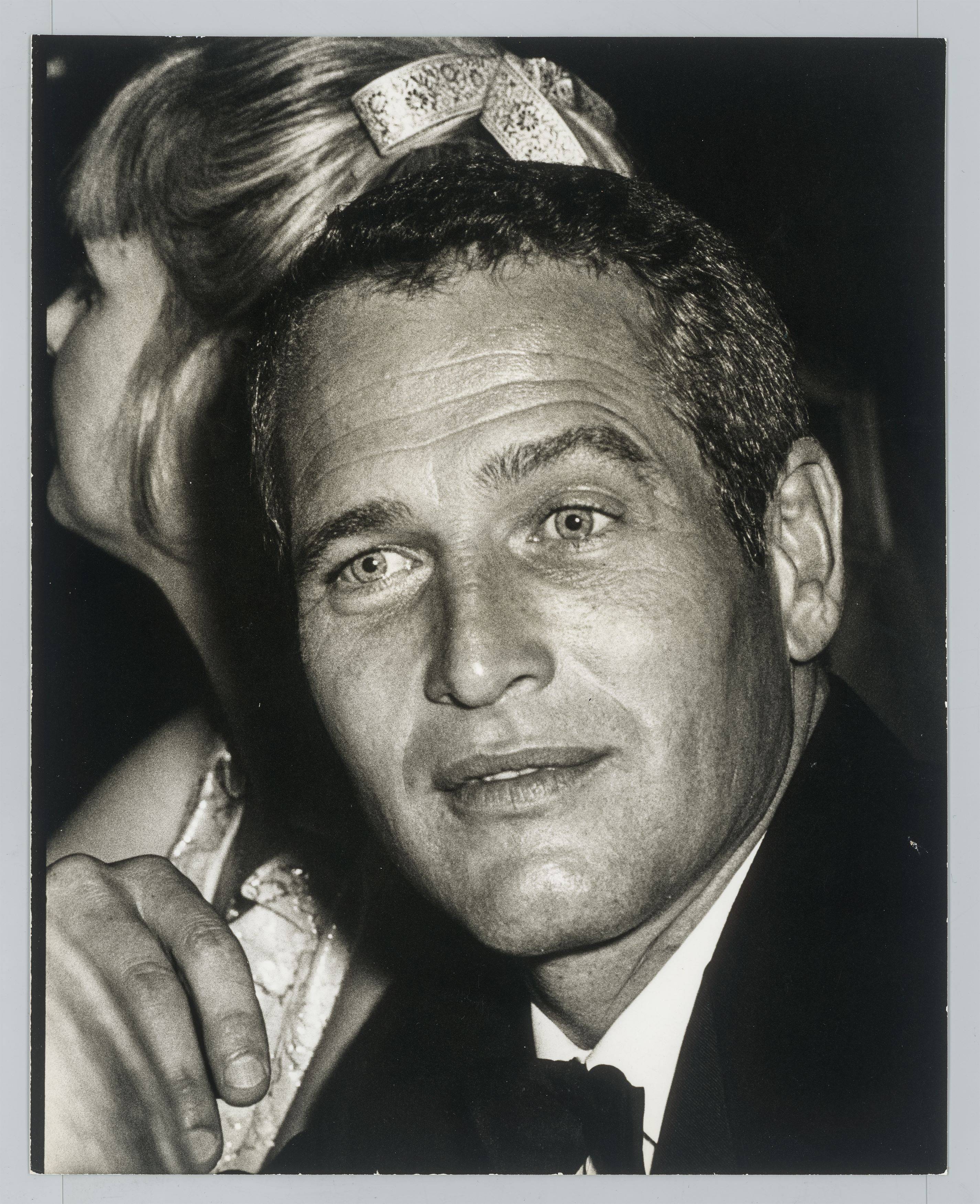 Auf diesem Bild ist das folgende Kunstwerk zu sehen: Ron Galella (d.i. Galella, Ronald E.). Paul Newman at 'Cool Hand Luke' premiere at the American Hotel, New York City. 1967.