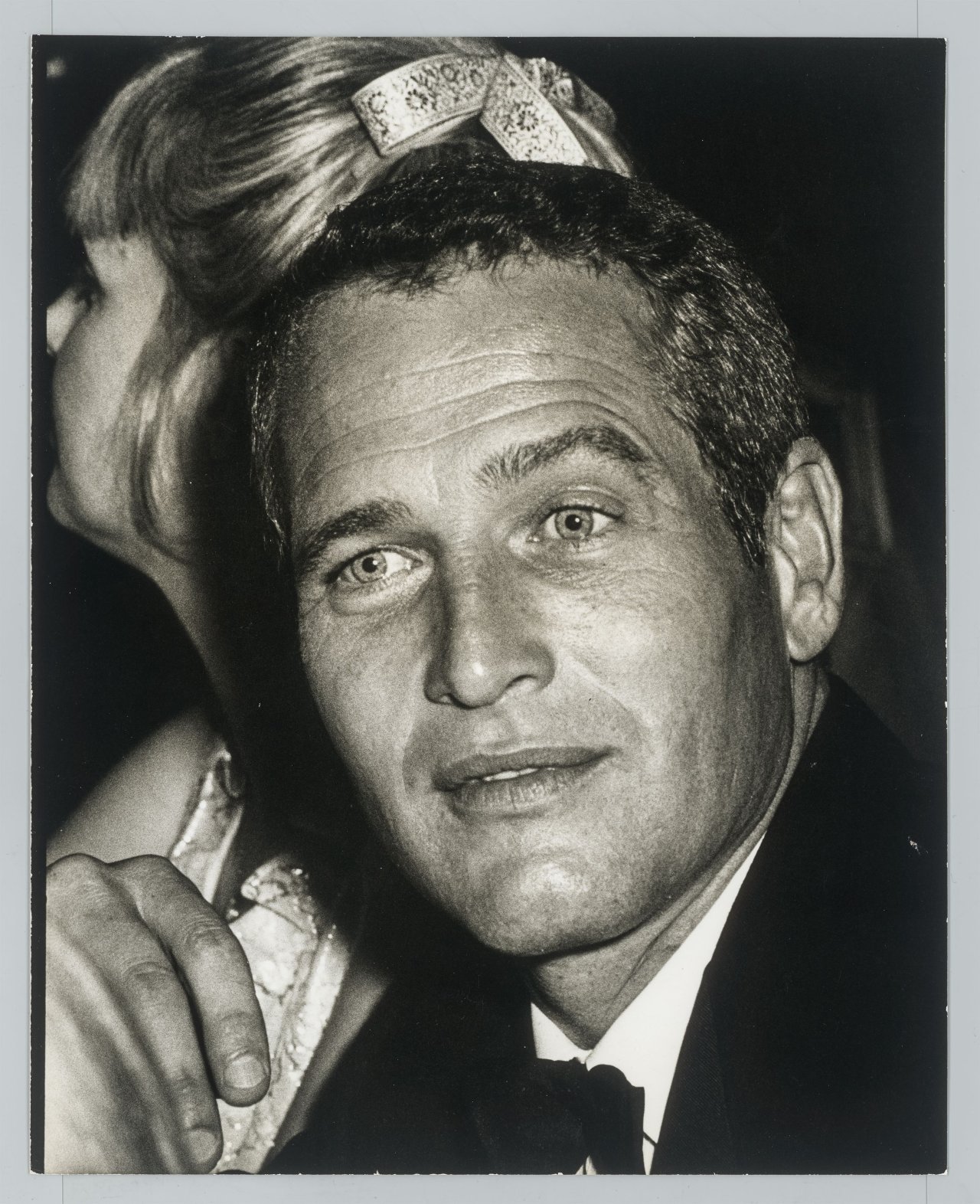 Auf diesem Bild ist das folgende Kunstwerk zu sehen: Ron Galella (d.i. Galella, Ronald E.). Paul Newman at 'Cool Hand Luke' premiere at the American Hotel, New York City. 1967.