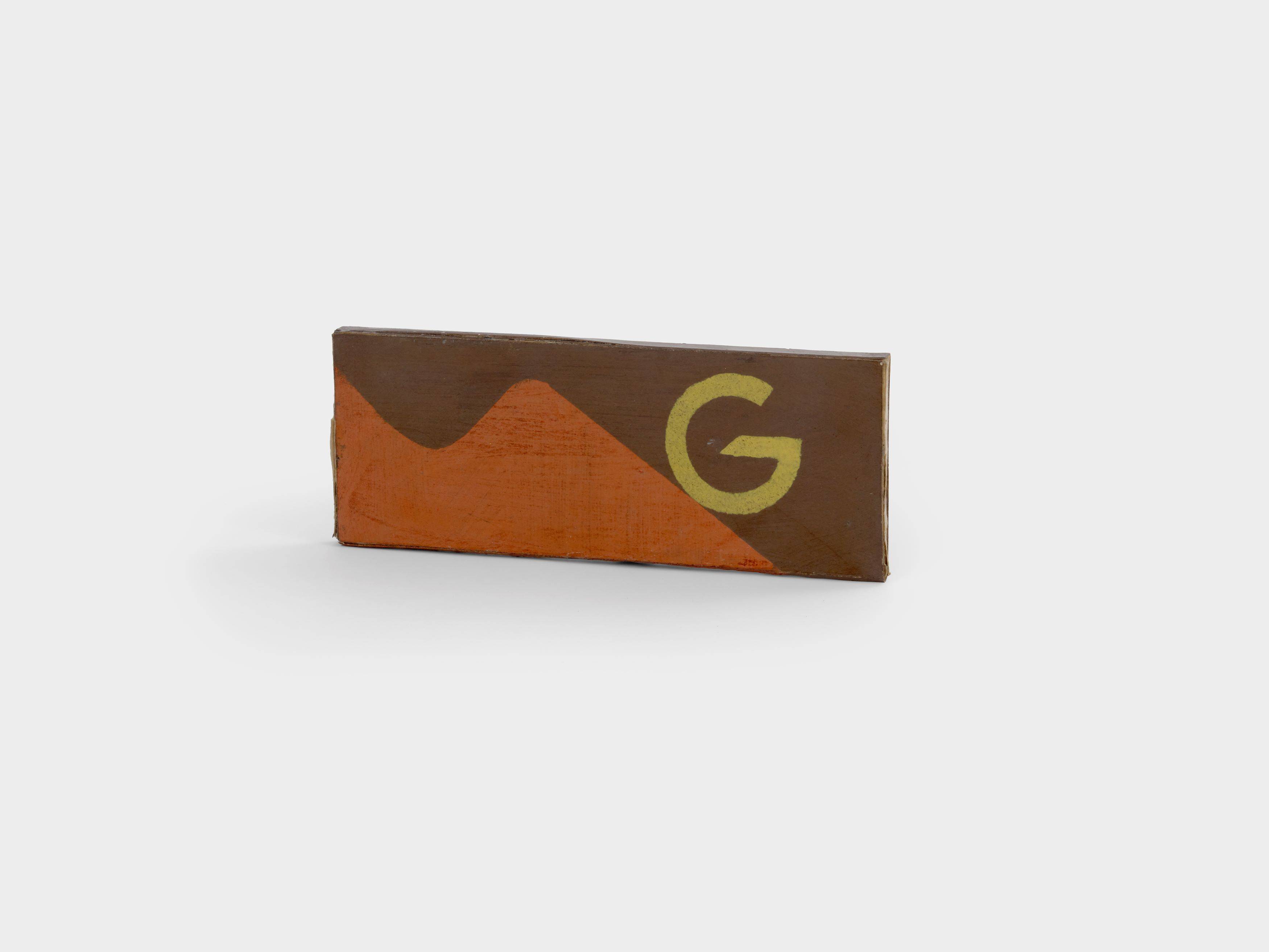 Auf diesem Bild ist das folgende Kunstwerk zu sehen: Hermann Glöckner. Schachtel in Dunkelbraun und Rot mit Initialen F G in Gelb.
