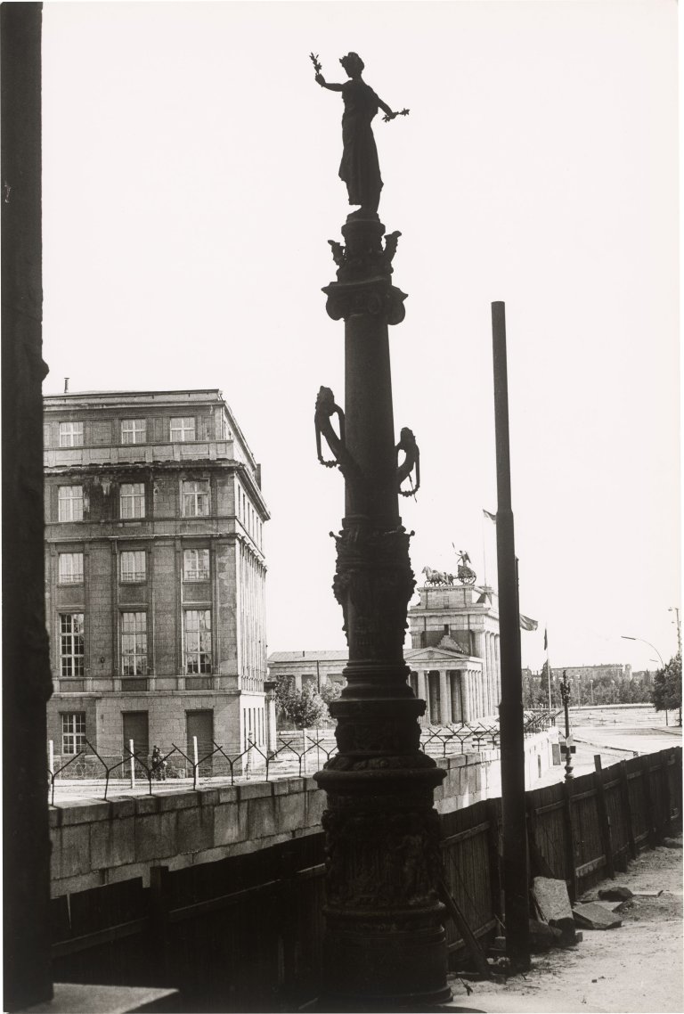 This picture shows the following artwork: Max Jacoby. ”Mauer, Brandenburger Tor”. 1963.