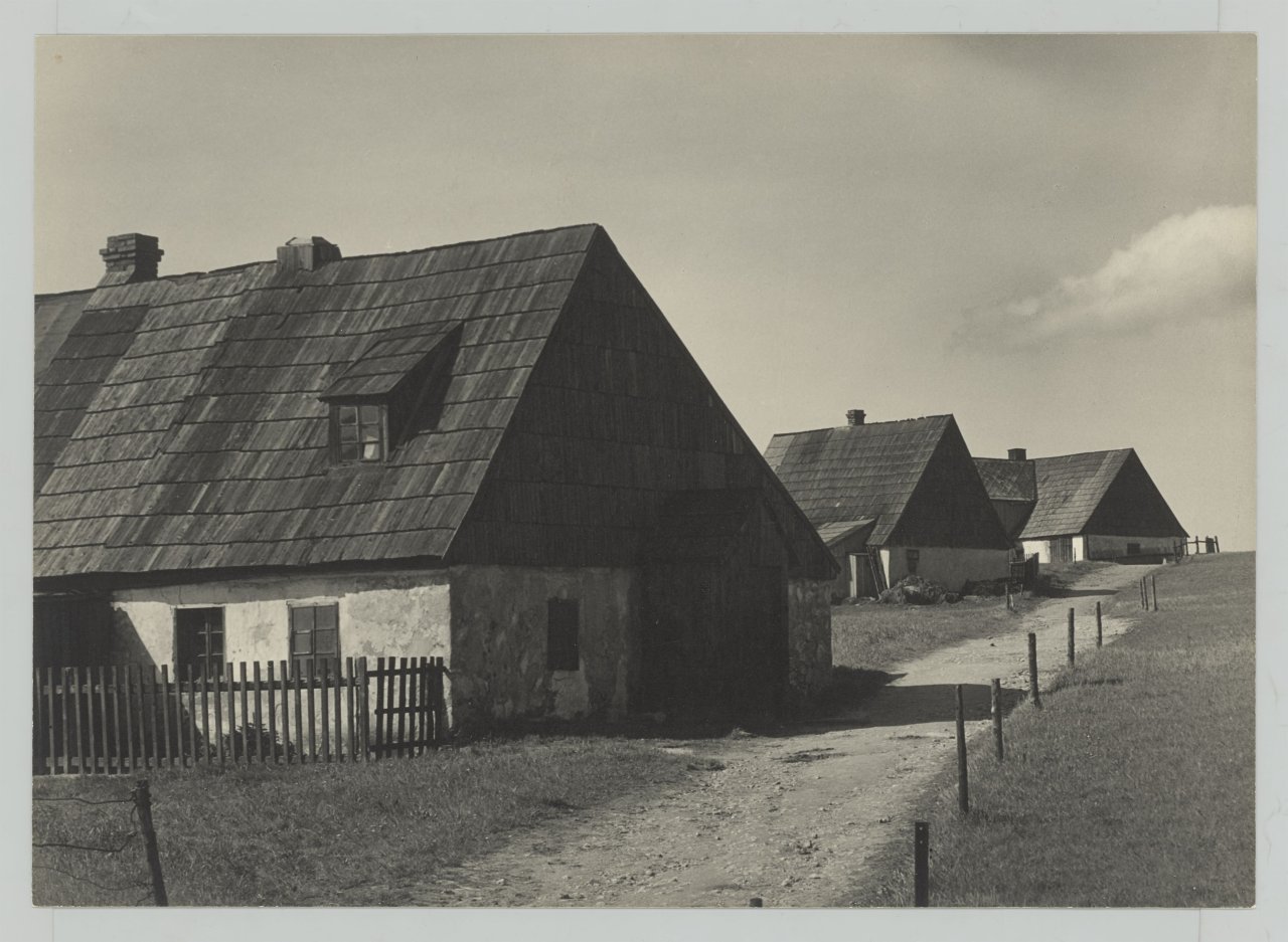 This picture shows the following artwork: Albert Renger-Patzsch. ”Erzgebirg.[e] Häuser b/ Zinnwald”. Circa 1936.