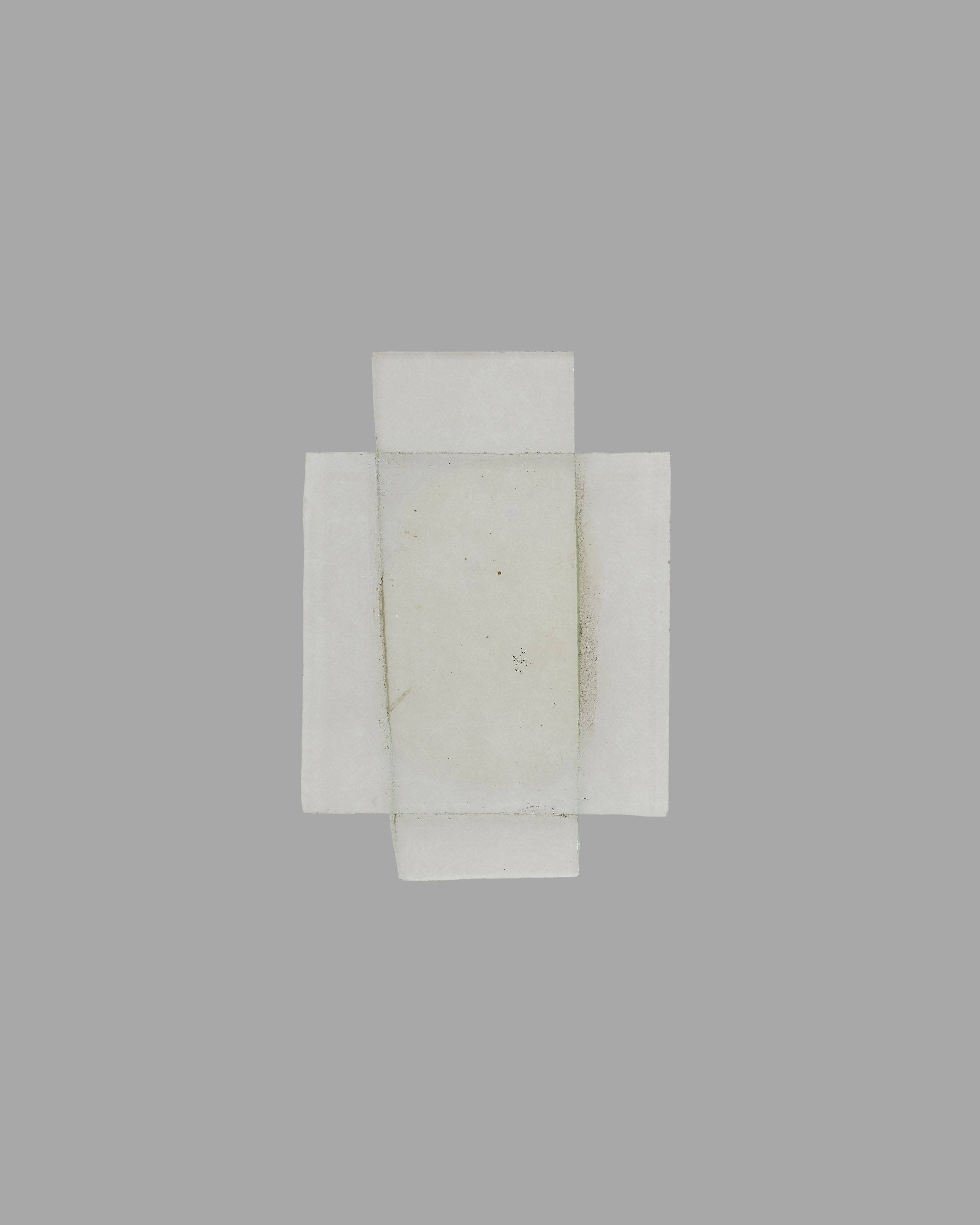 Auf diesem Bild ist das folgende Kunstwerk zu sehen: Hermann Glöckner. Kleines Kreuz aus zwei Glasscheiben. 1960.