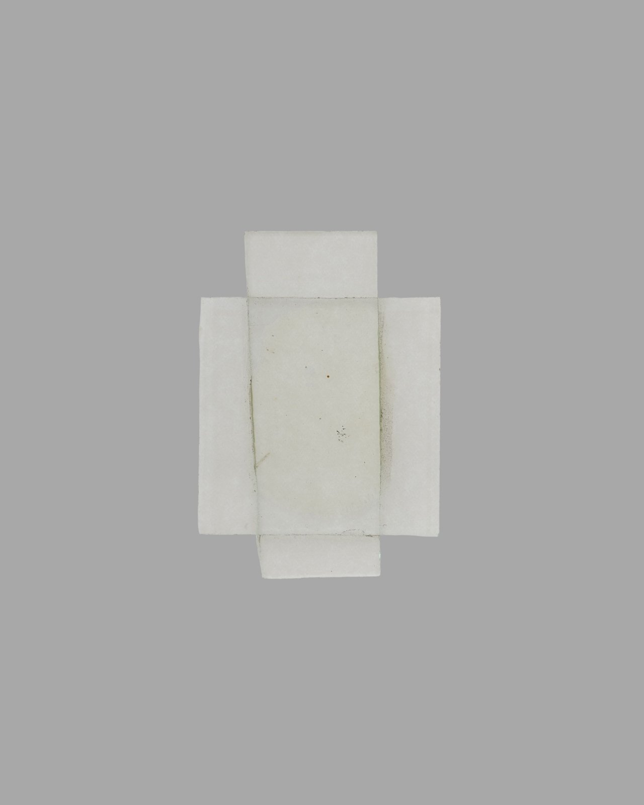 Auf diesem Bild ist das folgende Kunstwerk zu sehen: Hermann Glöckner. Kleines Kreuz aus zwei Glasscheiben. 1960.