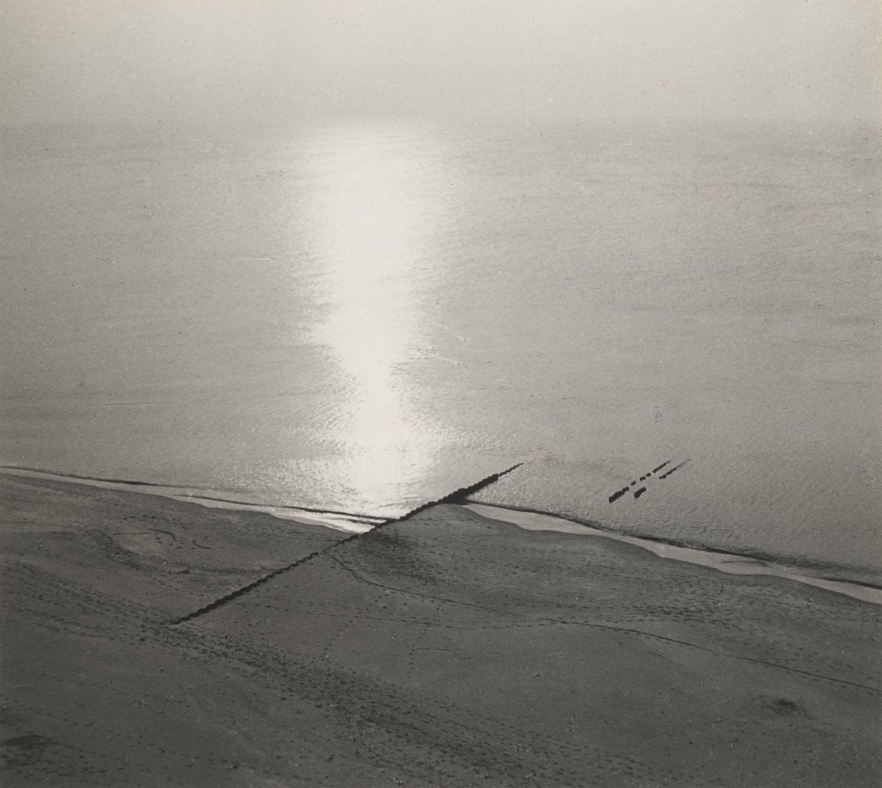 This picture shows the following artwork: Albert Renger-Patzsch. ”Sonnenuntergang am Roten Kliff, Sylt”. 1936.