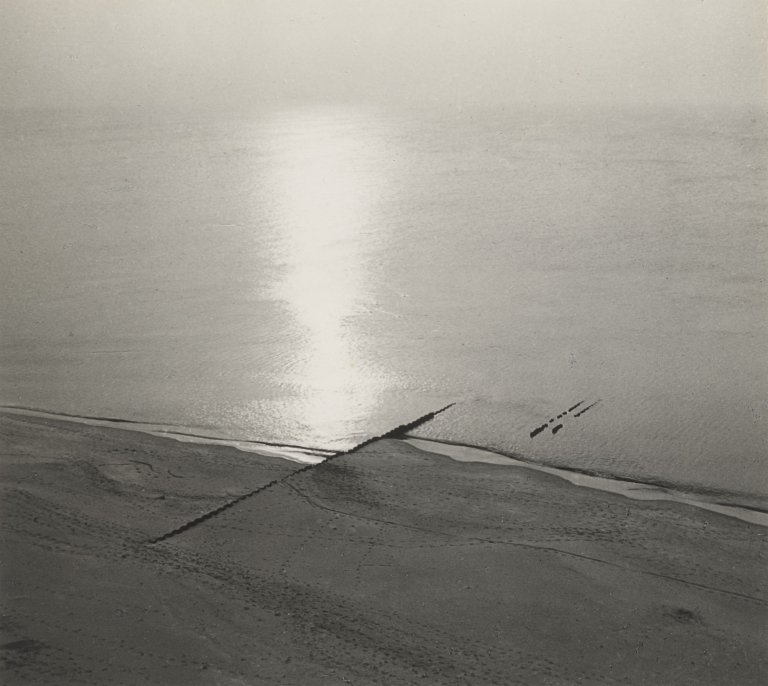 This picture shows the following artwork: Albert Renger-Patzsch. ”Sonnenuntergang am Roten Kliff, Sylt”. 1936.