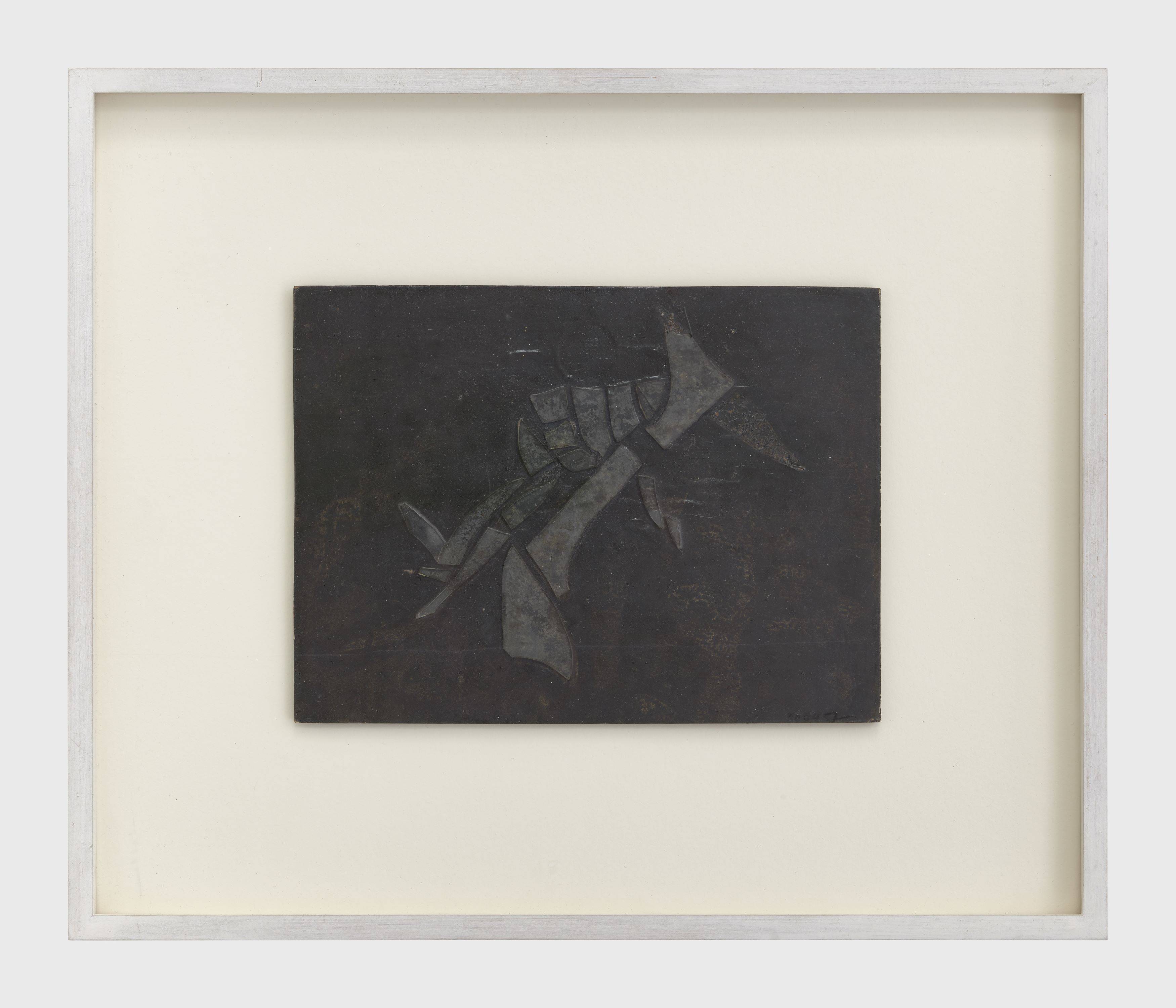 Auf diesem Bild ist das folgende Kunstwerk zu sehen: Hermann Glöckner. Figuration von Glasscherben auf schwarzem Grund. 1957.