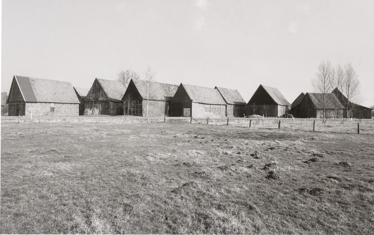 This picture shows the following artwork: Heinrich Riebesehl. ”Schlüsselburg (Minden)”, Februar 1978, from the series ”Agrarlandschaften”, 1976–1979.
