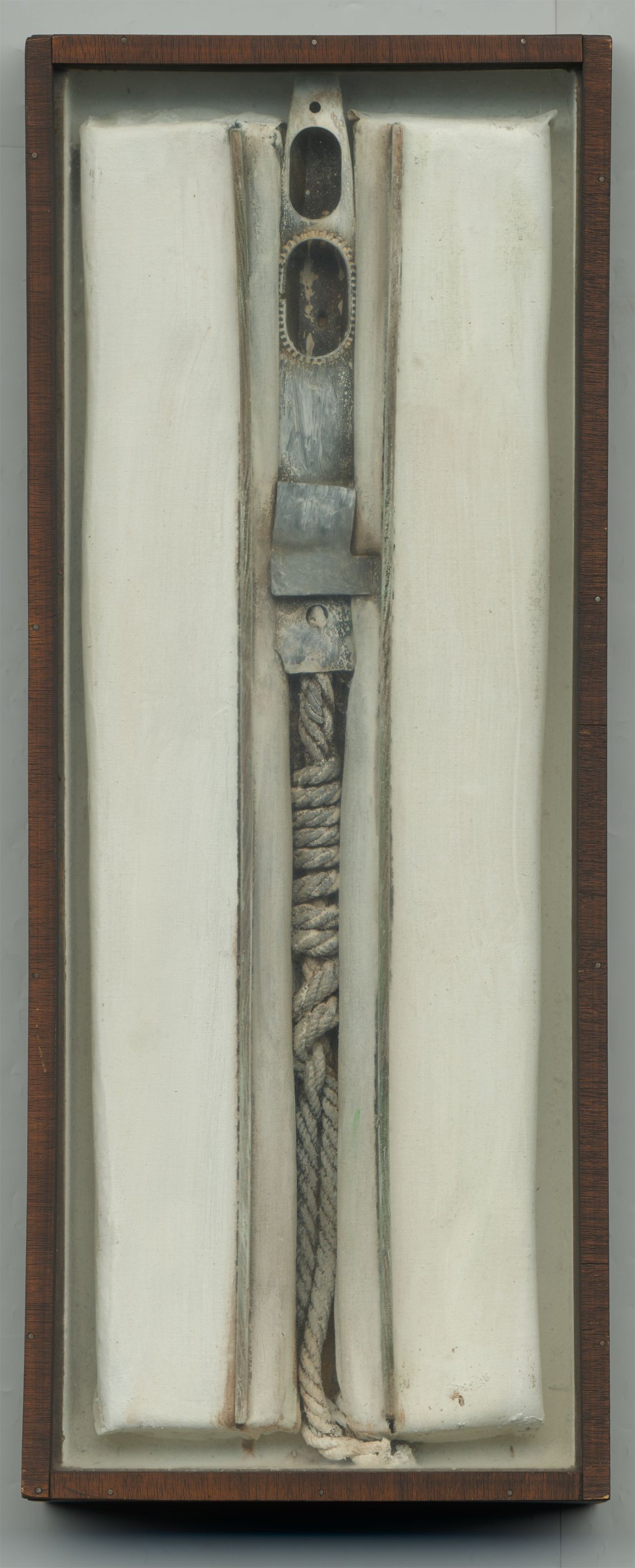 Auf diesem Bild ist das folgende Kunstwerk zu sehen: Karl Fred Dahmen. „Montagekasten mit Seil“. 1969.