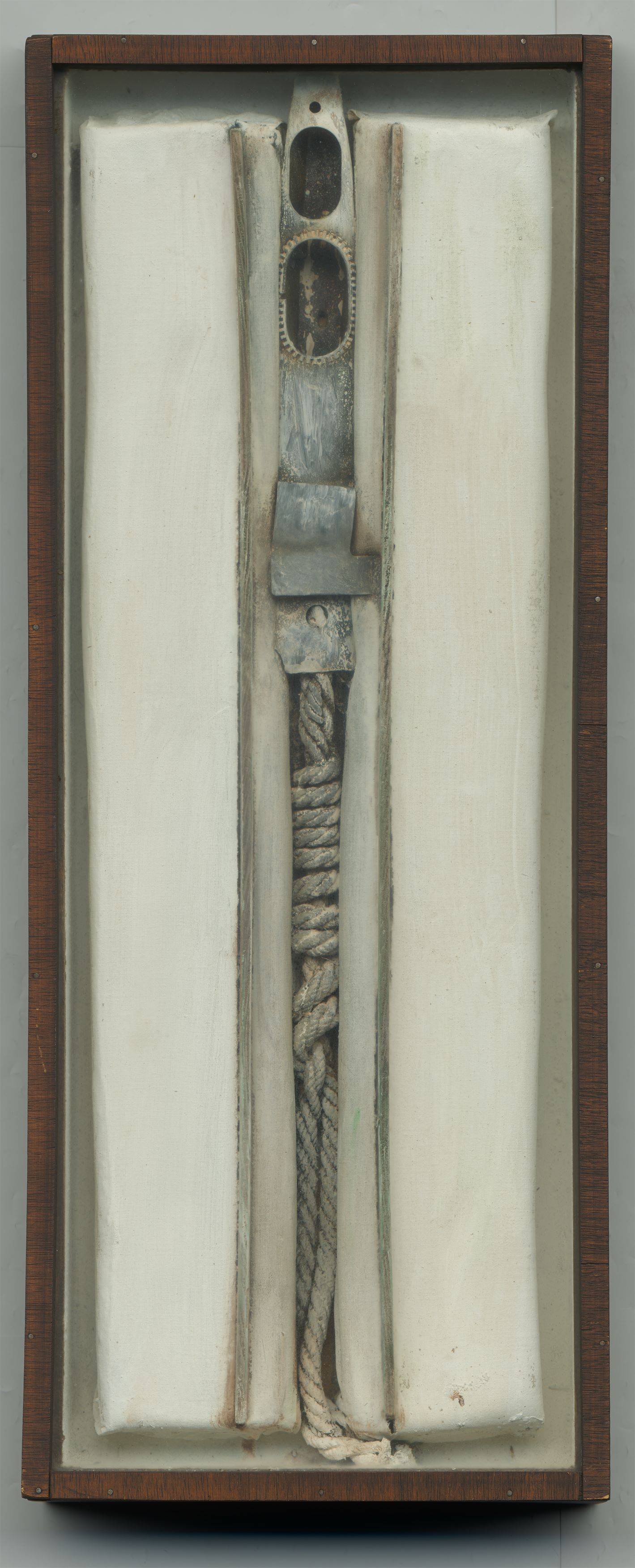 Auf diesem Bild ist das folgende Kunstwerk zu sehen: Karl Fred Dahmen. „Montagekasten mit Seil“. 1969.