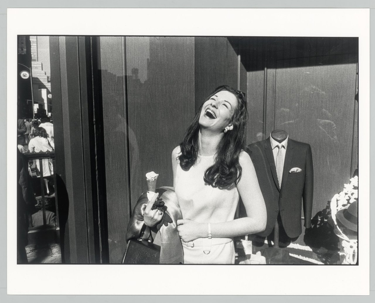 Auf diesem Bild ist das folgende Kunstwerk zu sehen: Garry Winogrand. New York City, aus der Serie „Women are Beautiful“, 1960–1975. 1968.