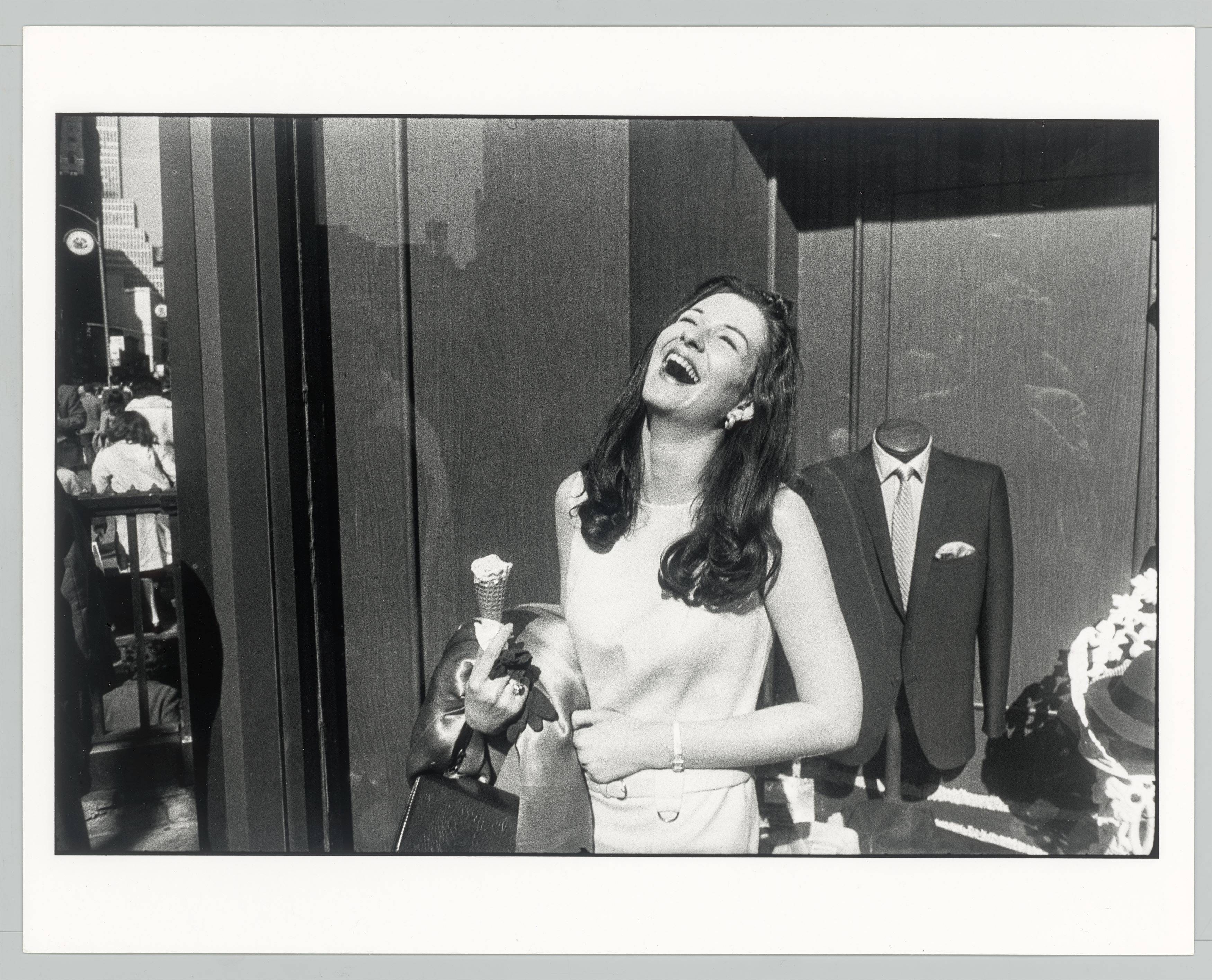 Auf diesem Bild ist das folgende Kunstwerk zu sehen: Garry Winogrand. New York City, aus der Serie „Women are Beautiful“, 1960–1975. 1968.