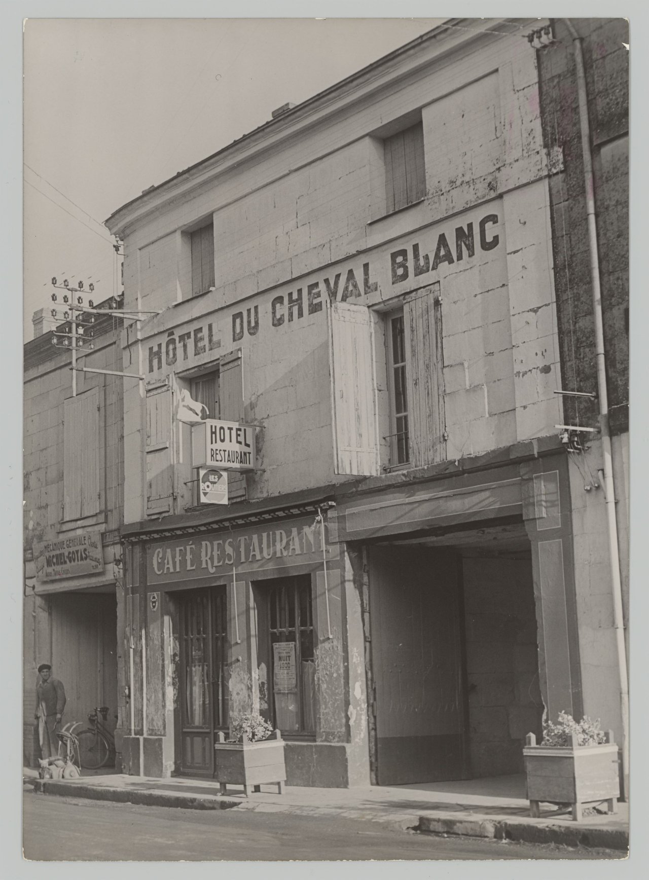 This picture shows the following artwork: Robert Doisneau. Hôtel du Cheval Blanc. Before 1957.