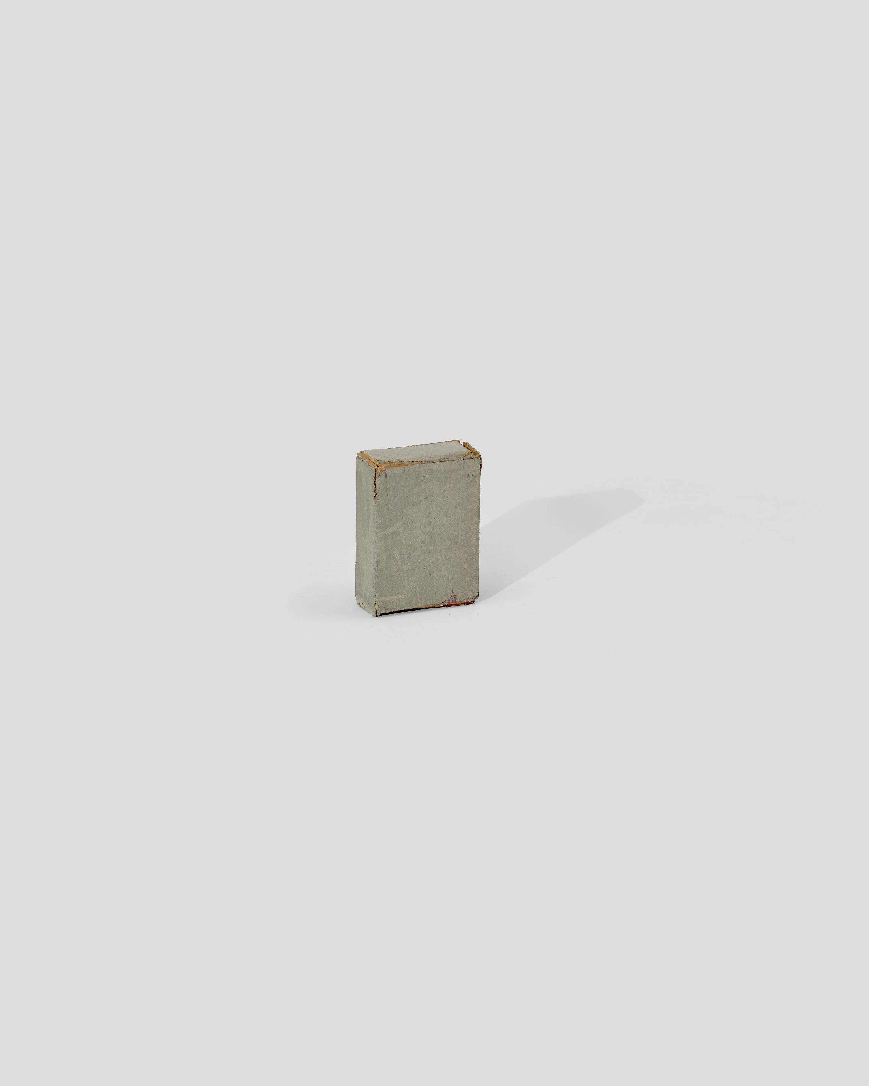 Auf diesem Bild ist das folgende Kunstwerk zu sehen: Hermann Glöckner. Bemalte Streichholzschachtel. 1965.