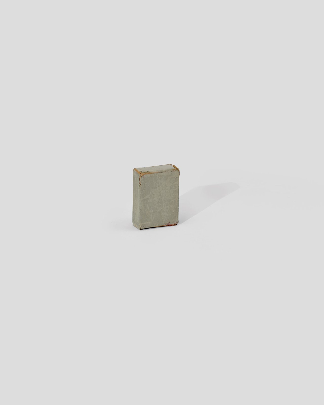 Auf diesem Bild ist das folgende Kunstwerk zu sehen: Hermann Glöckner. Bemalte Streichholzschachtel. 1965.