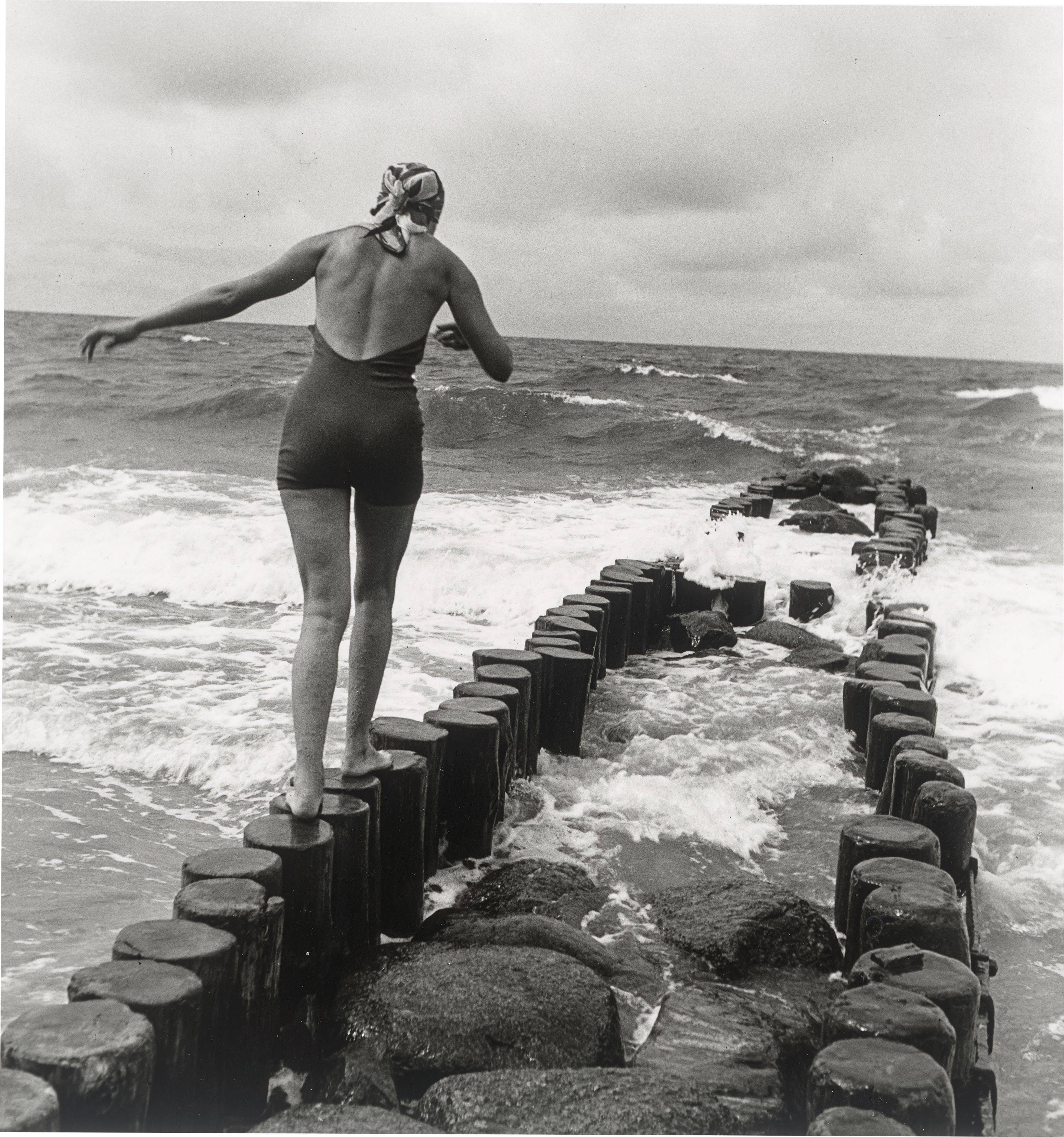 Auf diesem Bild ist das folgende Kunstwerk zu sehen: Bleicke Bleicken. Balancieren, Westerland. 1935.