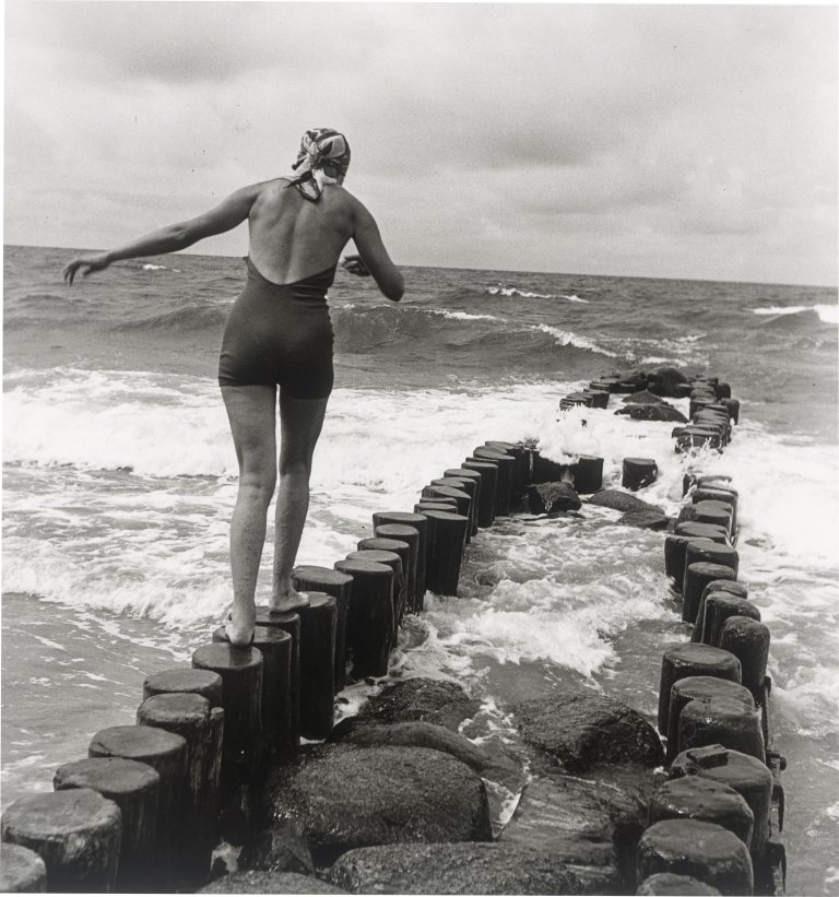 Auf diesem Bild ist das folgende Kunstwerk zu sehen: Bleicke Bleicken. Balancieren, Westerland. 1935.