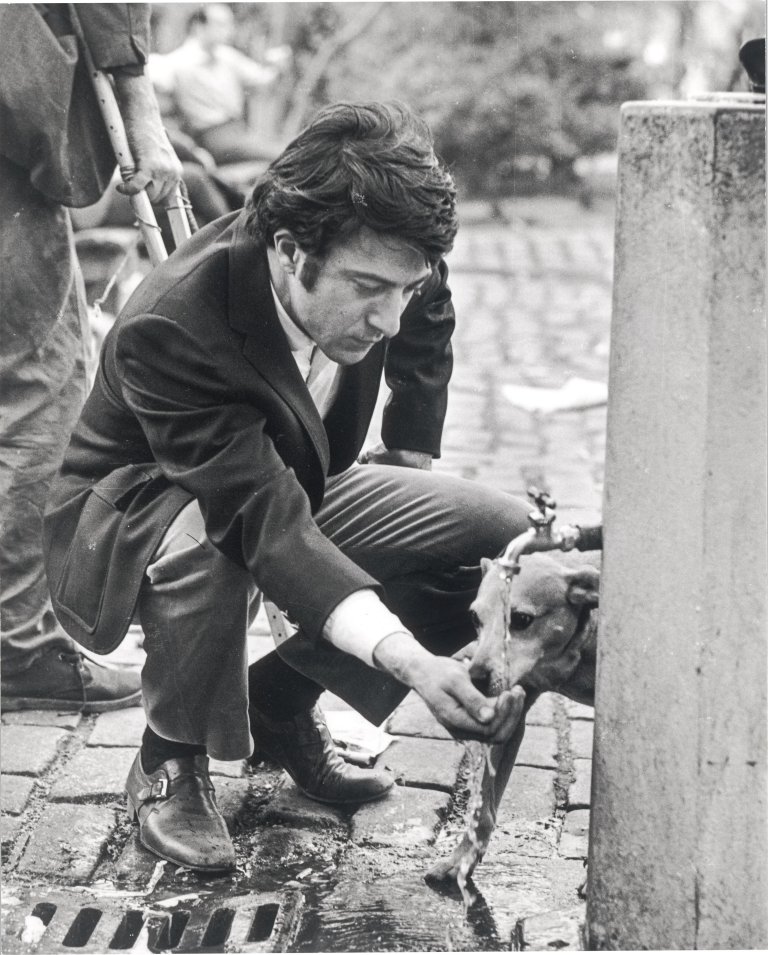 Auf diesem Bild ist das folgende Kunstwerk zu sehen: Ron Galella (d.i. Galella, Ronald E.). Dustin Hoffman, Central Park, New York City. 1969.