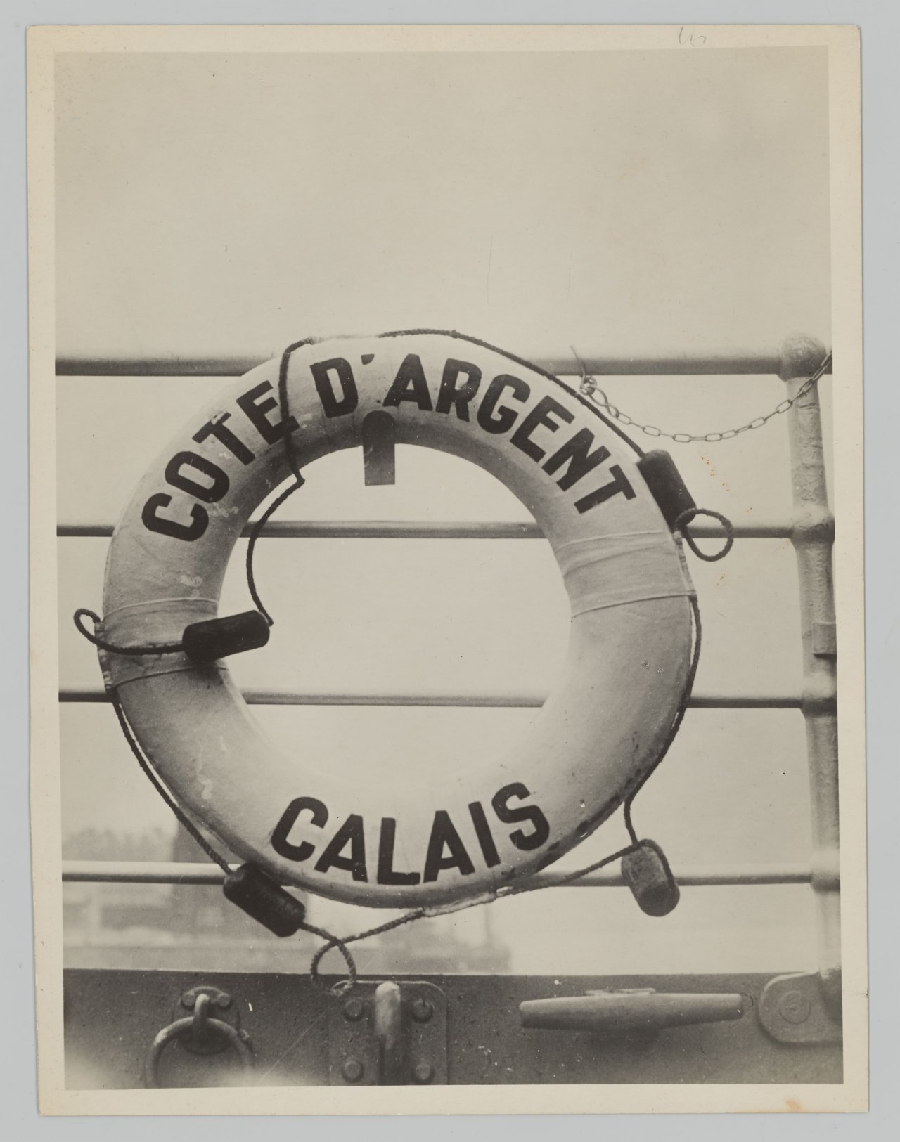 Auf diesem Bild ist das folgende Kunstwerk zu sehen: Maurice Tabard. Sur Paquebot-ferry 'Côte d'Argent'. Vermutlich 1930er–Jahre.