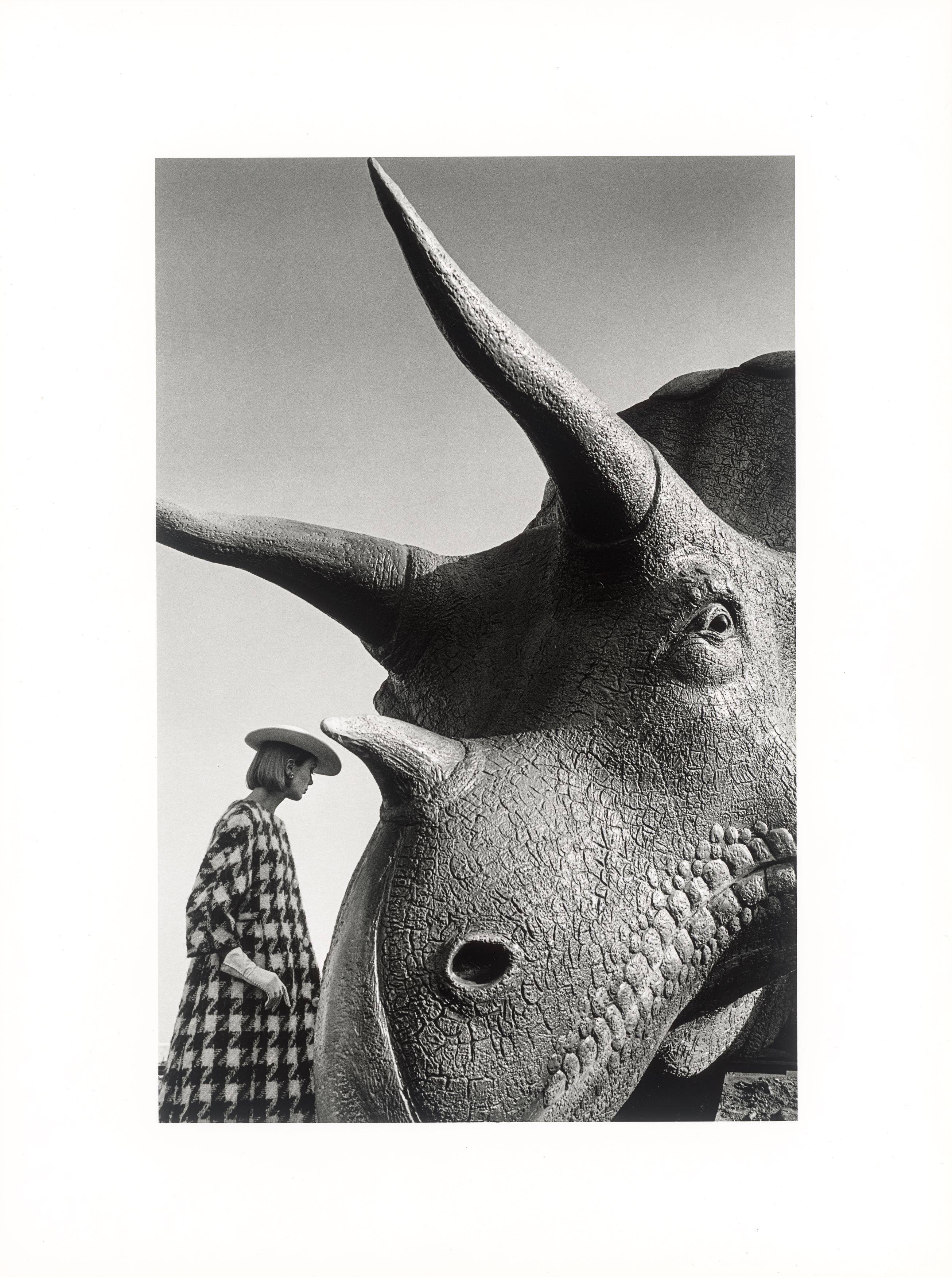 Auf diesem Bild ist das folgende Kunstwerk zu sehen: Jeanloup Sieff. World's Fair, New York, for Harper's Bazaar. 1963.
