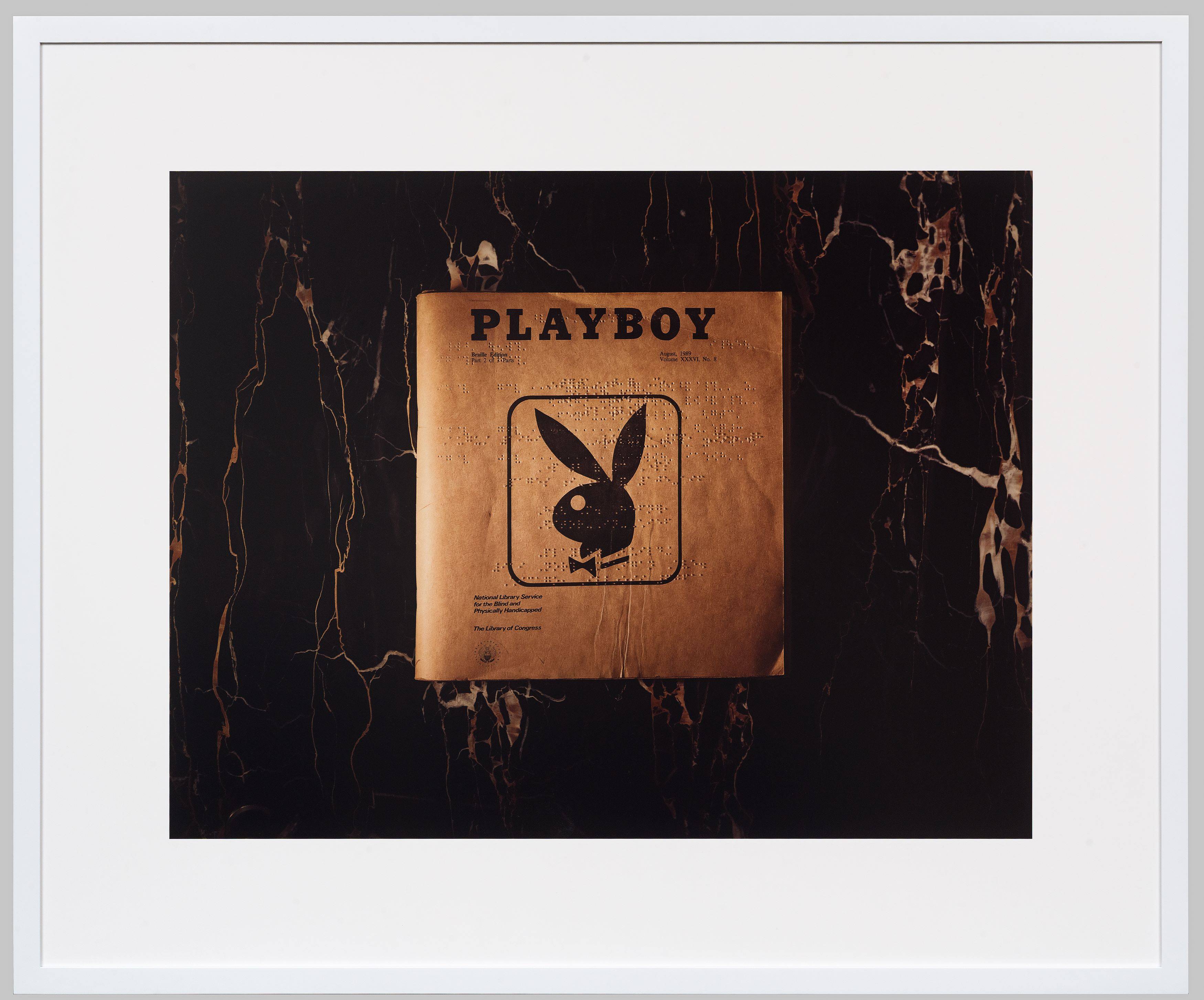 Auf diesem Bild ist das folgende Kunstwerk zu sehen: Taryn Simon. „Playboy Braille Edition. Playboy Enterprises, Inc. New York, New York“, aus der Serie: „An American Index of the Hidden and Unfamiliar“. 2006/2007.