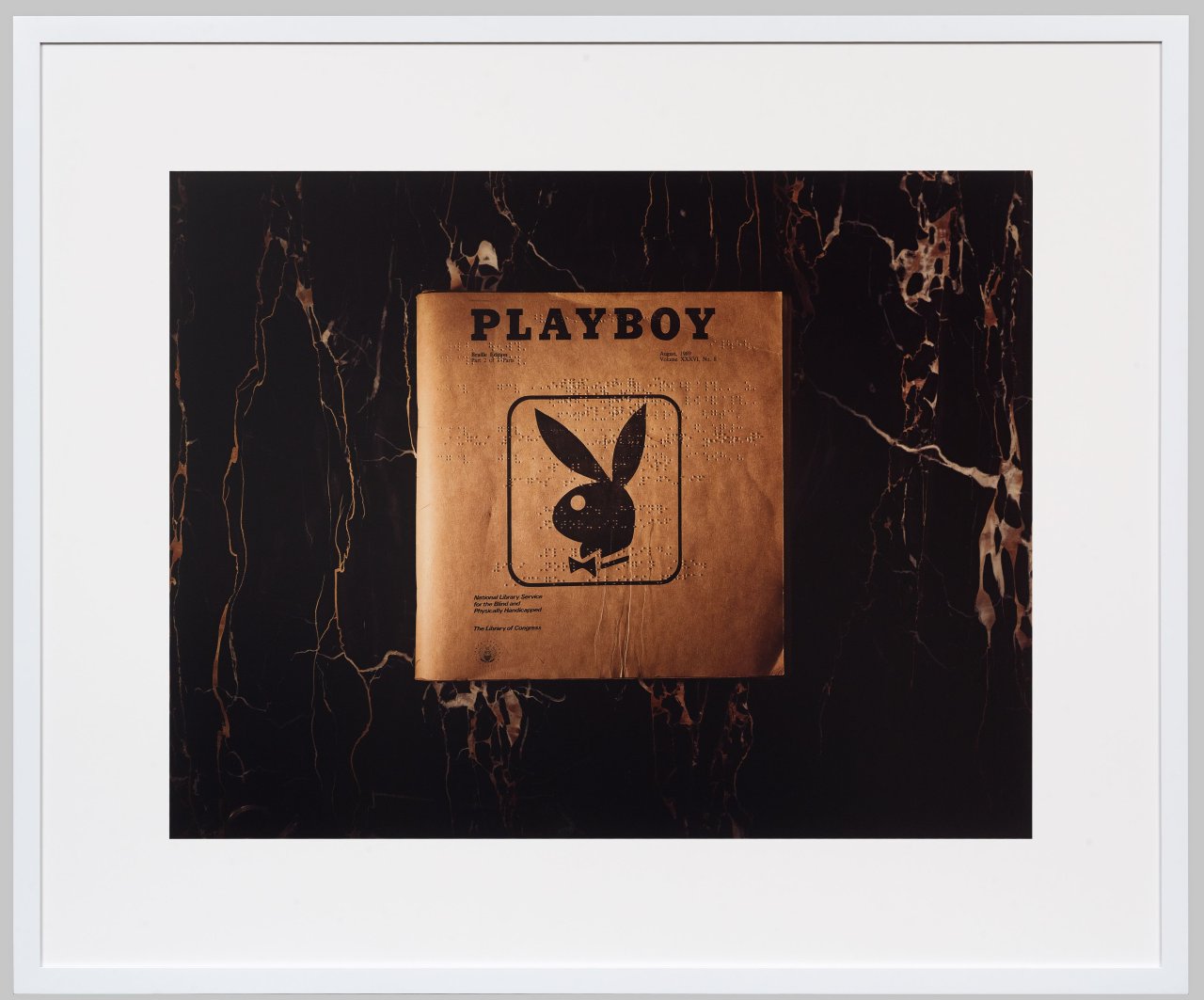 Auf diesem Bild ist das folgende Kunstwerk zu sehen: Taryn Simon. „Playboy Braille Edition. Playboy Enterprises, Inc. New York, New York“, aus der Serie: „An American Index of the Hidden and Unfamiliar“. 2006/2007.