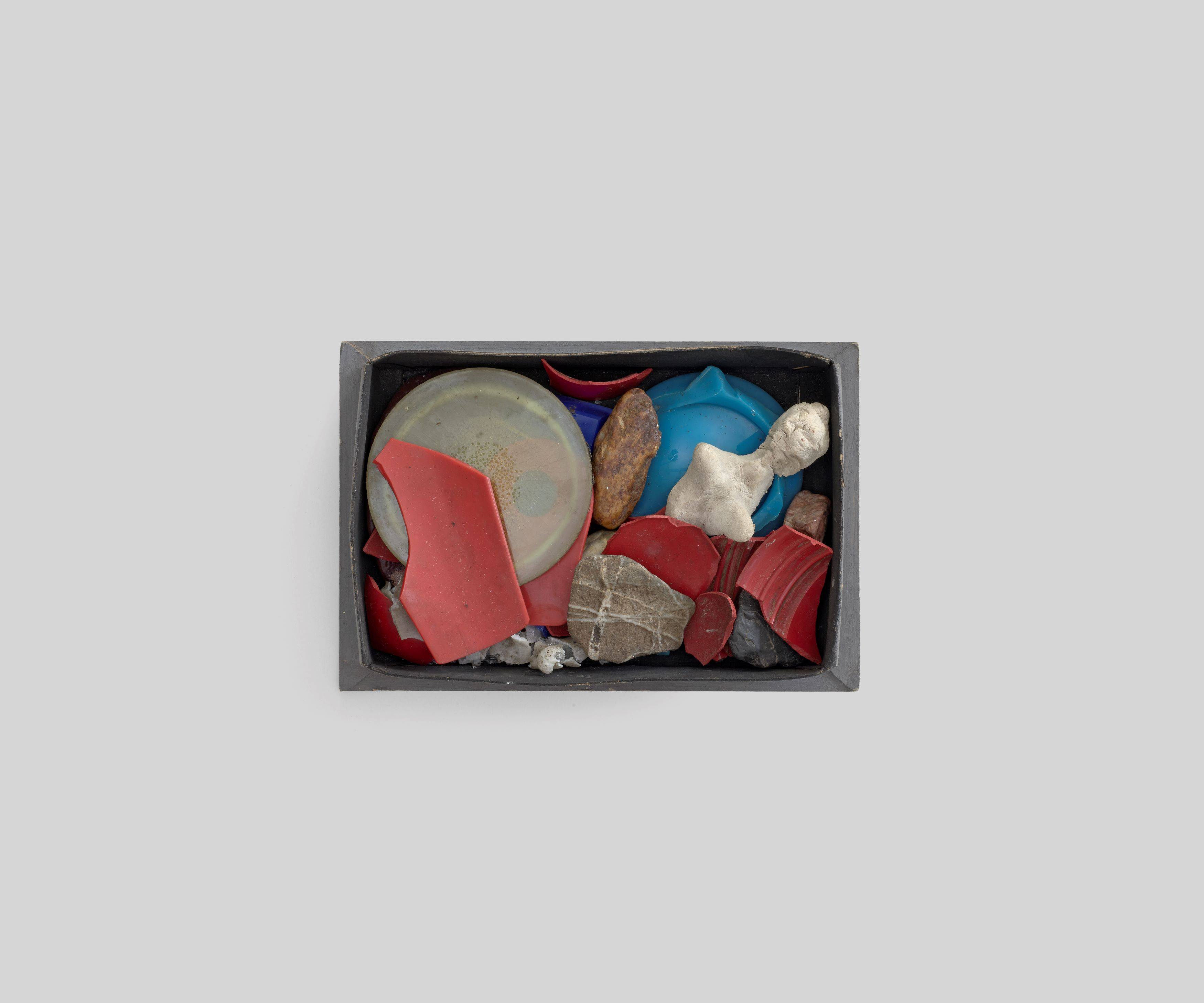 Auf diesem Bild ist das folgende Kunstwerk zu sehen: Hermann Glöckner. Materialsammlung (Plastik- und Glasscherben und Gipsformationen). 1959.