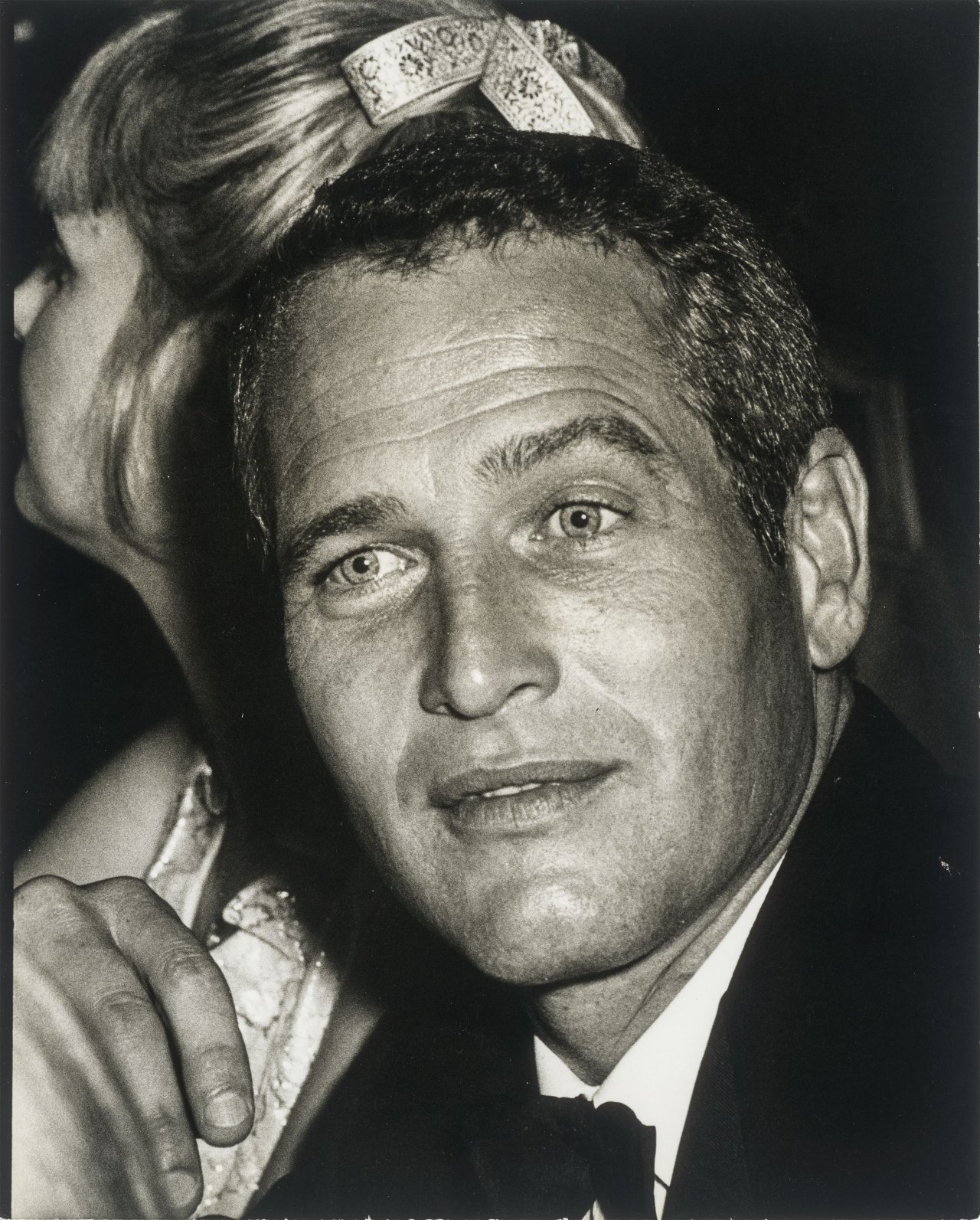 Auf diesem Bild ist das folgende Kunstwerk zu sehen: Ron Galella (d.i. Galella, Ronald E.). Paul Newman at 'Cool Hand Luke' premiere at the American Hotel, New York City. 1967.