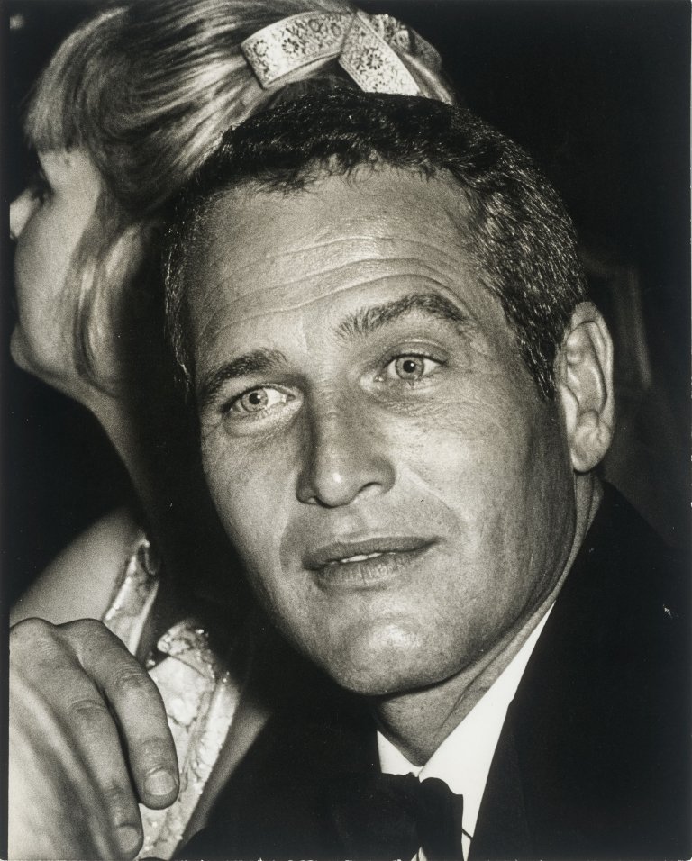 Auf diesem Bild ist das folgende Kunstwerk zu sehen: Ron Galella (d.i. Galella, Ronald E.). Paul Newman at 'Cool Hand Luke' premiere at the American Hotel, New York City. 1967.