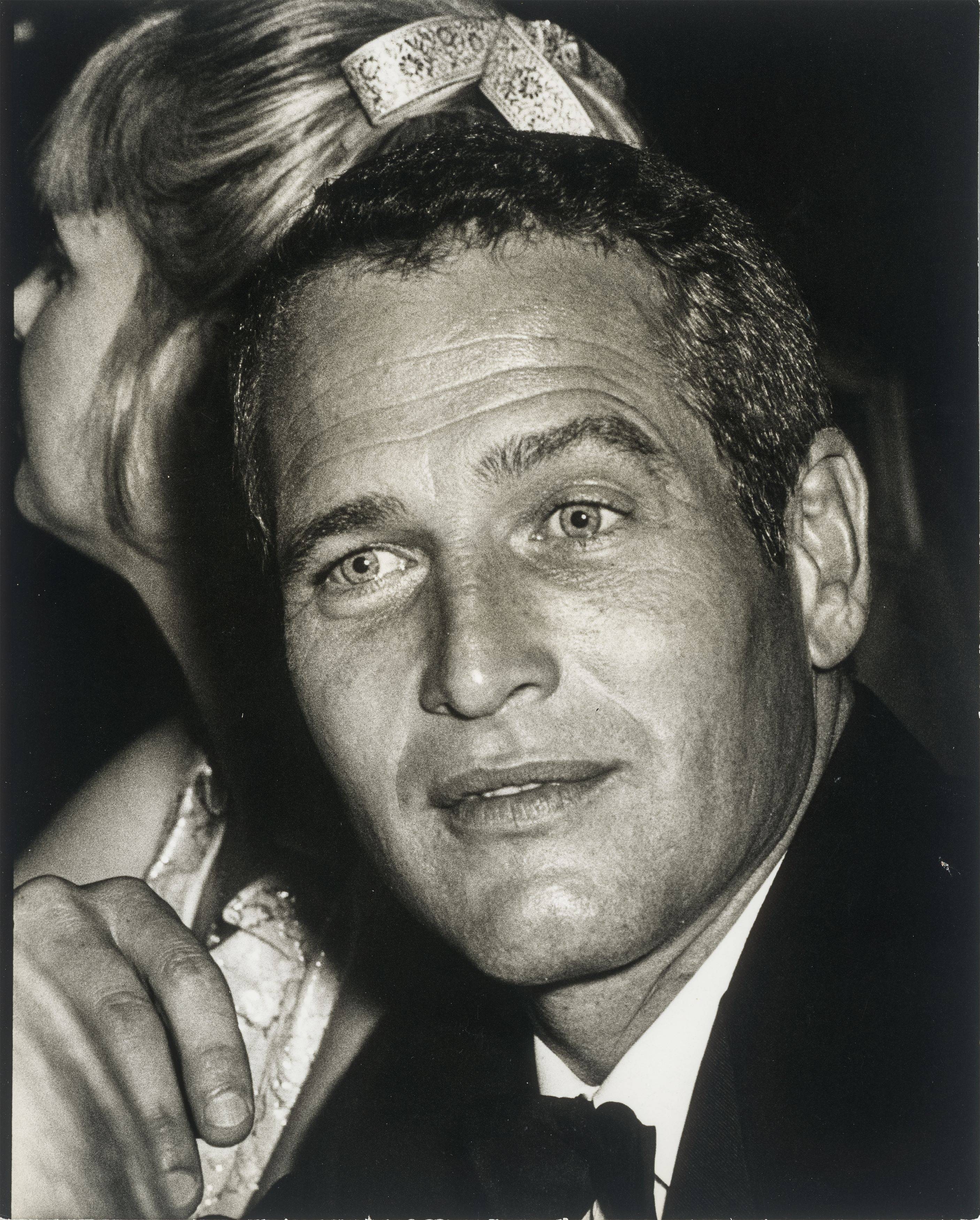 Auf diesem Bild ist das folgende Kunstwerk zu sehen: Ron Galella (d.i. Galella, Ronald E.). Paul Newman at 'Cool Hand Luke' premiere at the American Hotel, New York City. 1967.