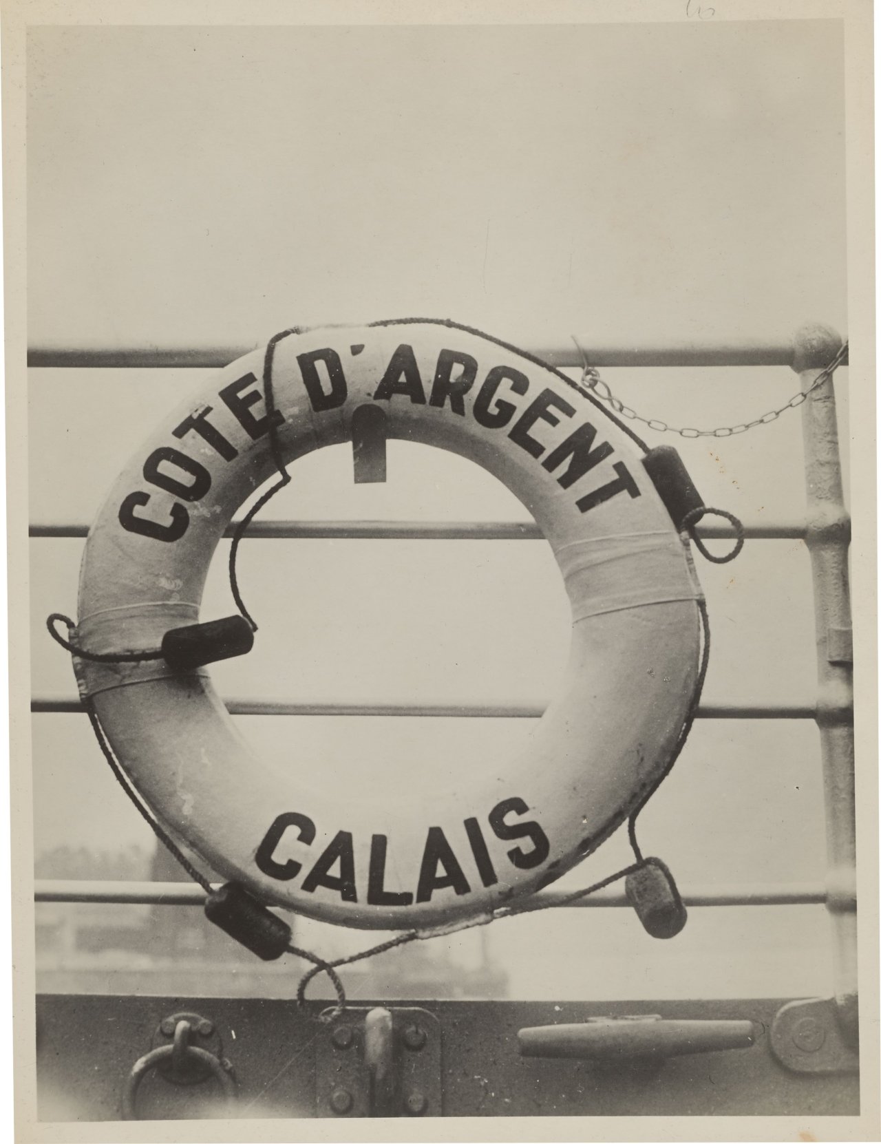 Auf diesem Bild ist das folgende Kunstwerk zu sehen: Maurice Tabard. Sur Paquebot-ferry 'Côte d'Argent'. Vermutlich 1930er–Jahre.