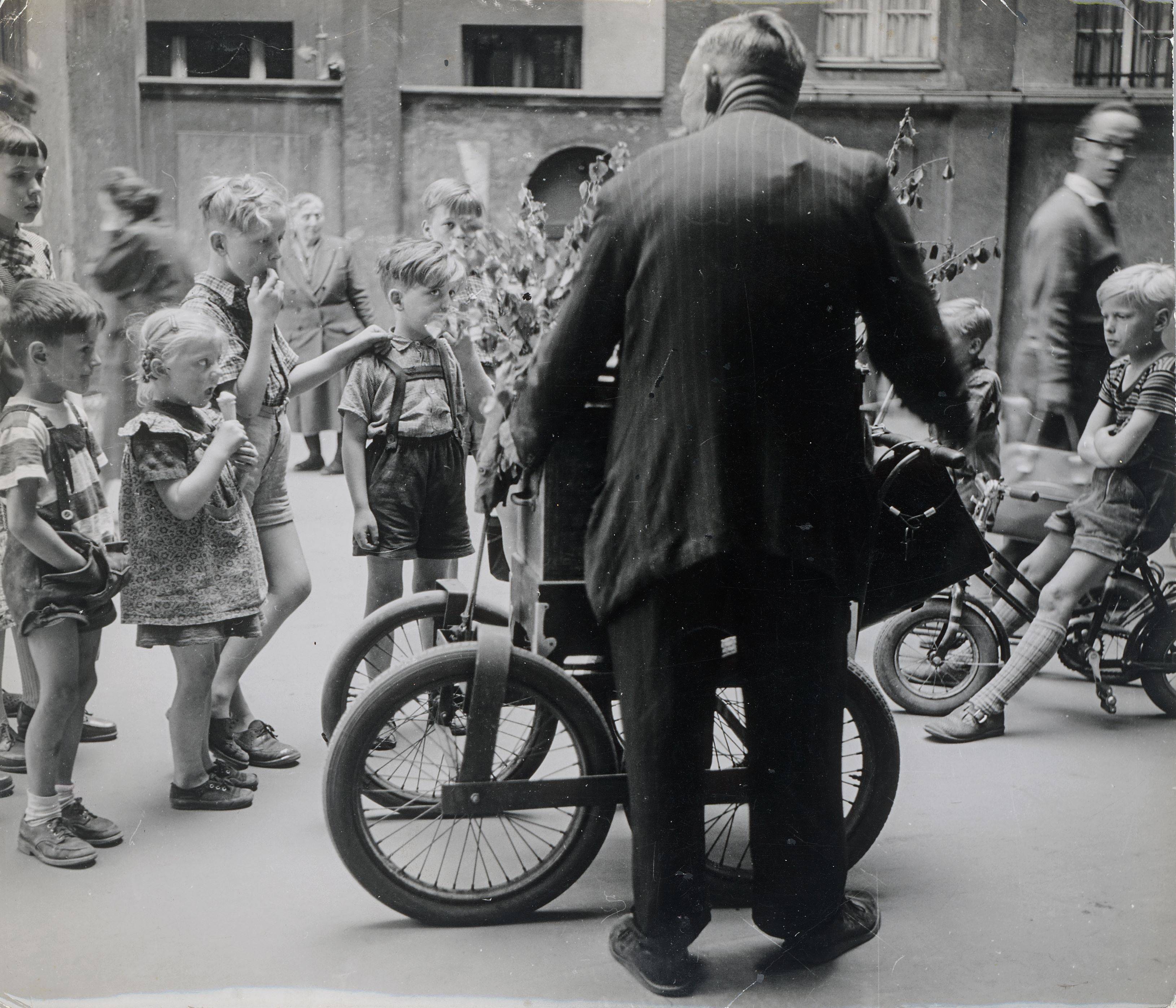 Auf diesem Bild ist das folgende Kunstwerk zu sehen: Elisabeth Niggemeyer. „Berliner Leierkastenmann in Neukölln, Karl-Marx-Str.“. 1963.