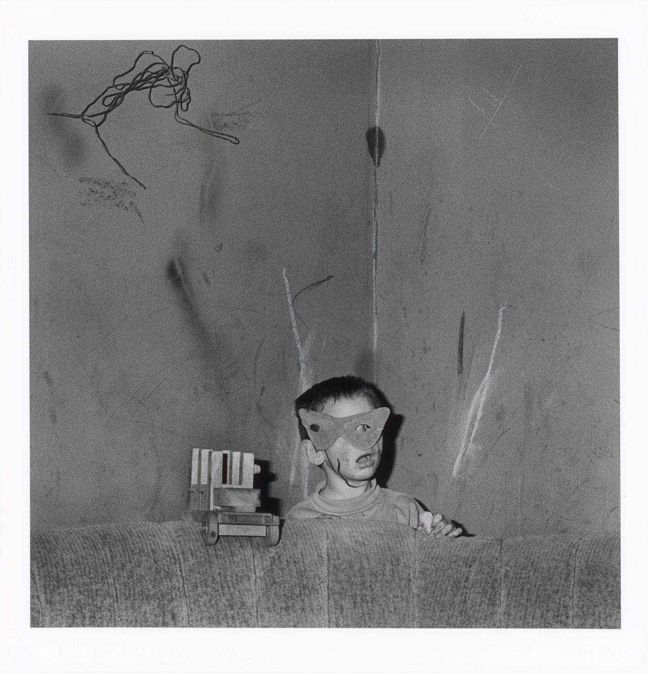 Auf diesem Bild ist das folgende Kunstwerk zu sehen: Roger Ballen. „Skew Mask“. 2002.