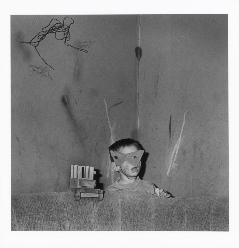 Auf diesem Bild ist das folgende Kunstwerk zu sehen: Roger Ballen. „Skew Mask“. 2002.