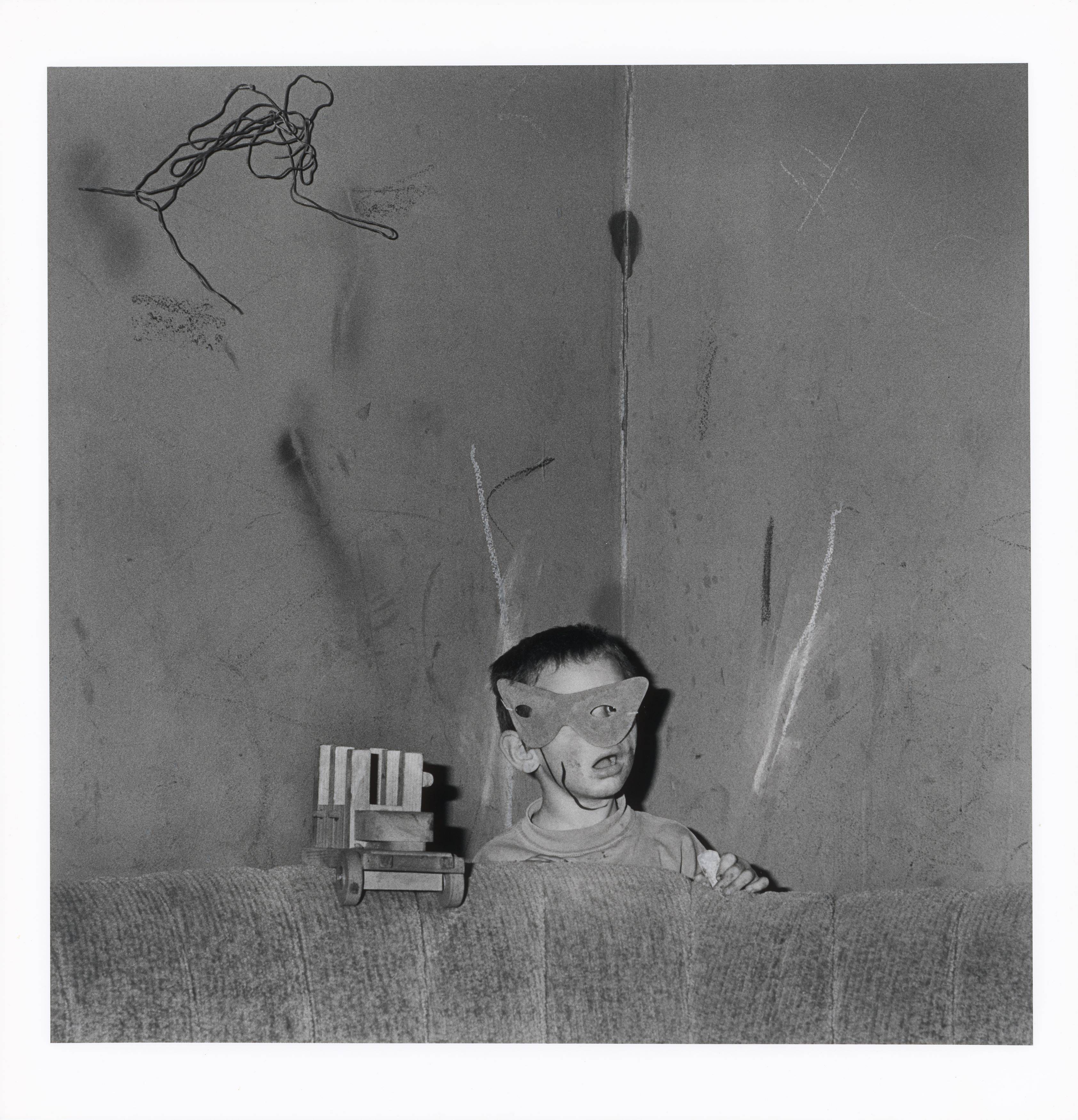Auf diesem Bild ist das folgende Kunstwerk zu sehen: Roger Ballen. „Skew Mask“. 2002.
