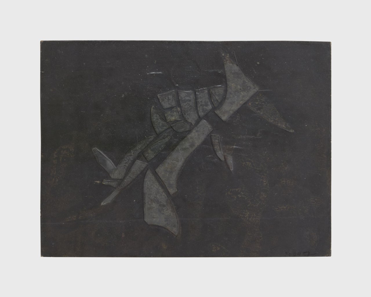 Auf diesem Bild ist das folgende Kunstwerk zu sehen: Hermann Glöckner. Figuration von Glasscherben auf schwarzem Grund. 1957.