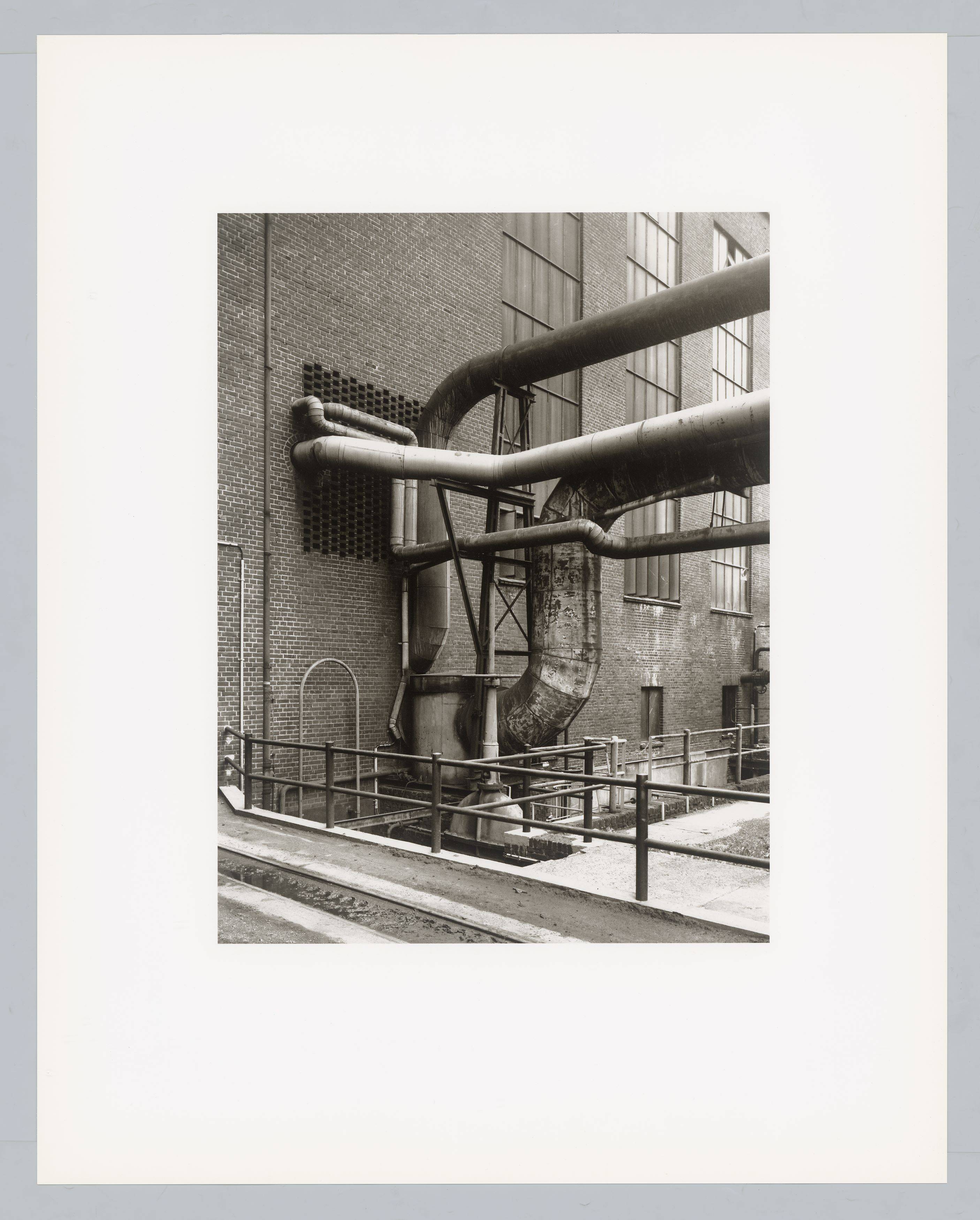Auf diesem Bild ist das folgende Kunstwerk zu sehen: Bernd und Hilla Becher. „Walls and Conduits“. 1991.